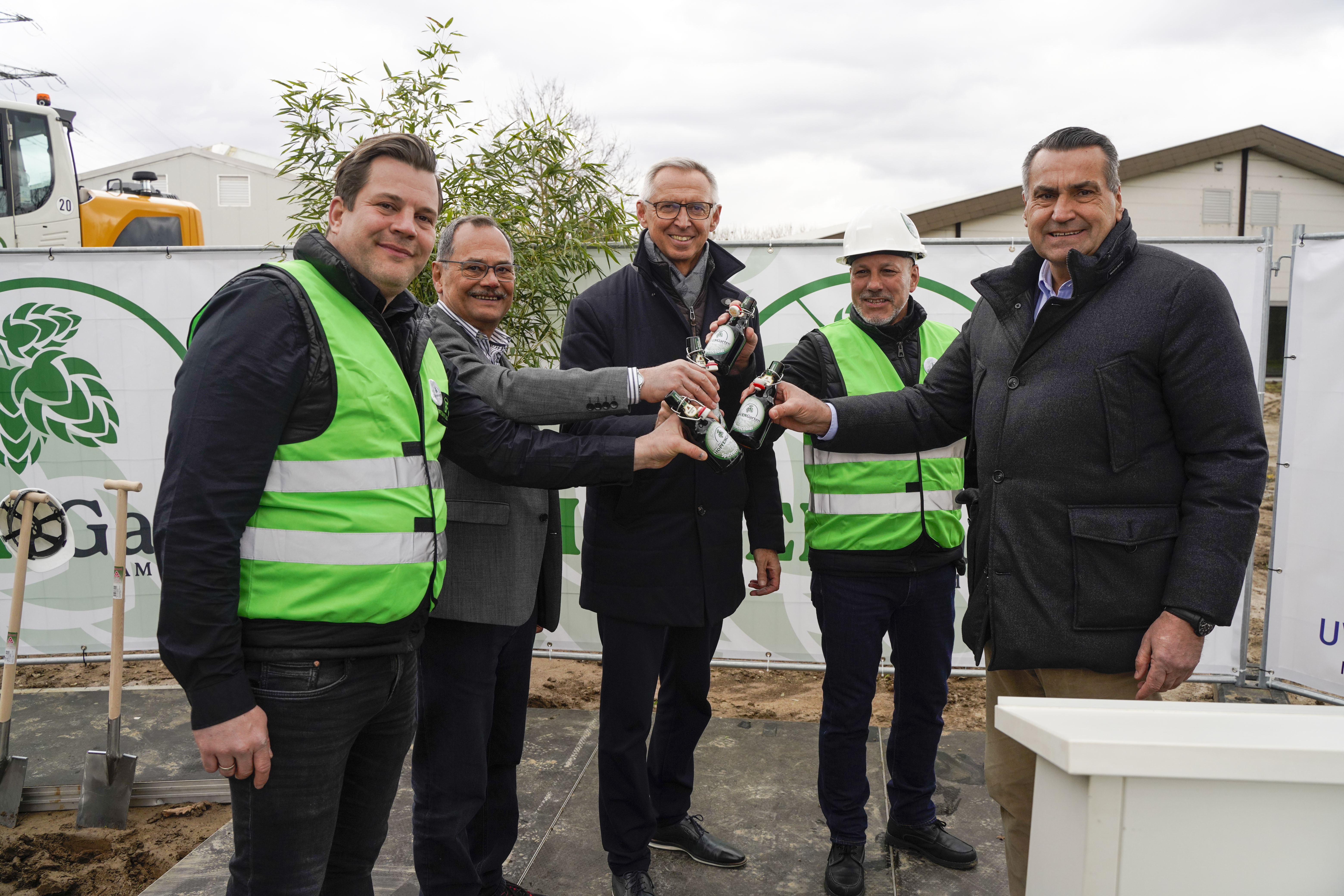 Ein Bier auf den erfolgreichen Spatenstich: Tobias Faude, VfL-Präsident Dr. Heinrich Reidelbach, Erster Bürgermeister Christian Gangl, Joachim Breitmayer und Christian Dinkelacker (von links). Bild: Dettenmeyer