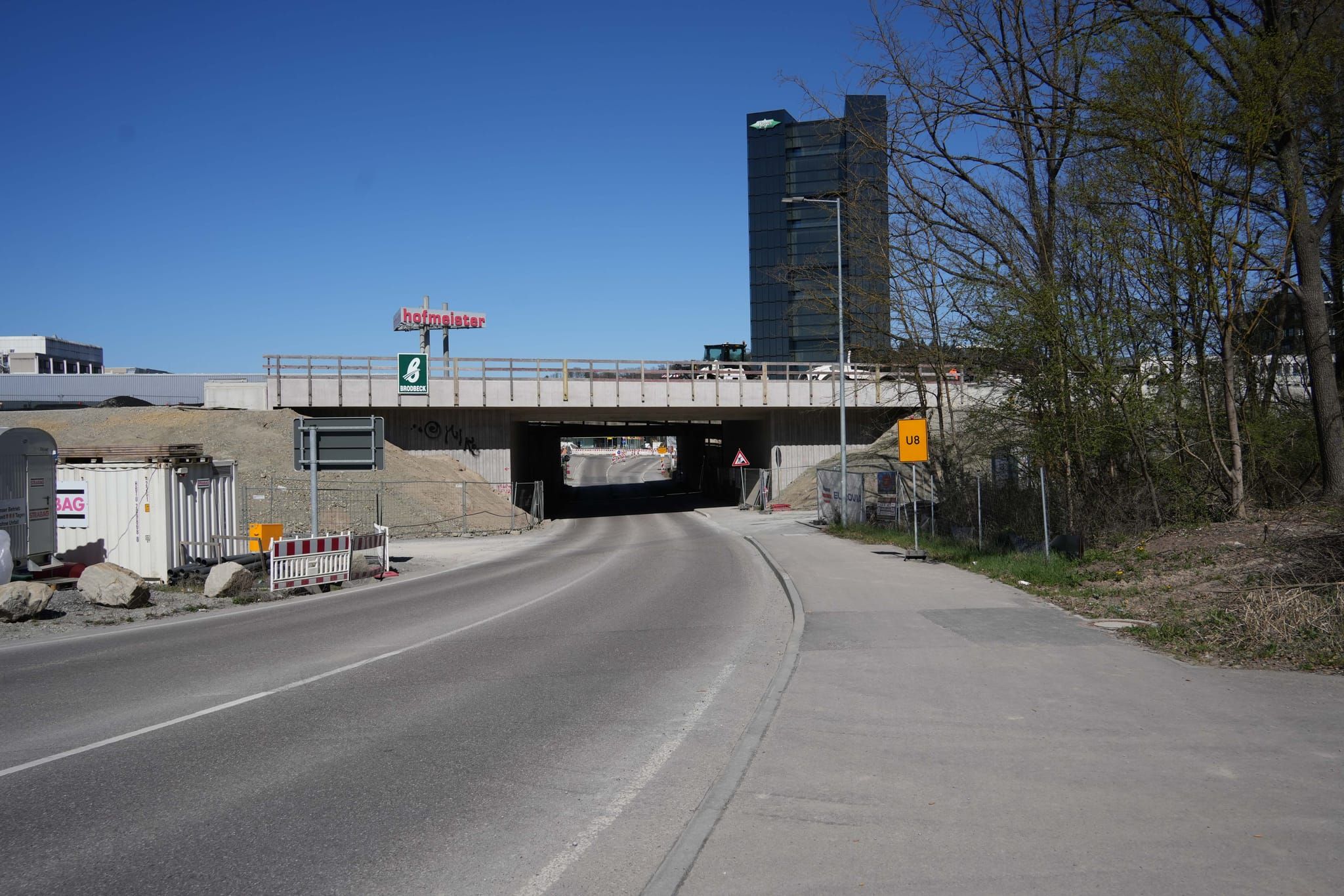 Ab Mai fährt der Autobahnverkehr über die neue Brücke (vorne), die über die Leibnizstraße führt. Dahinter befindet sich die alte Brücke. Dieser Bereich der Leibnizstraße wird gesperrt. Damit ist diese Verbindung zwischen den beiden Städten bis Ende des Jahres gekappt. Bild: Dettenmeyer