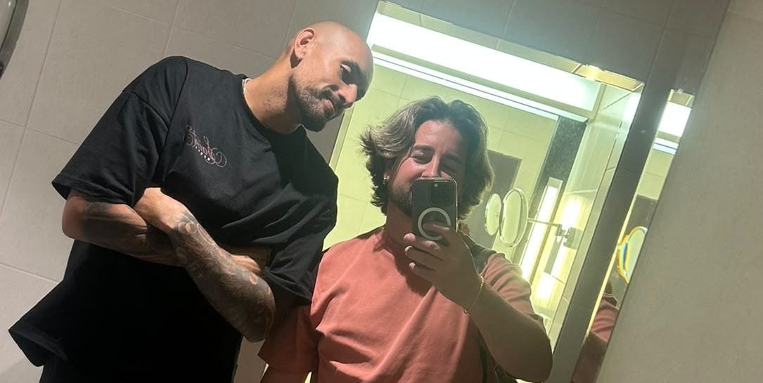 Ein Selfie mit Tennisstar Nick Kyrgios (links): Der Sindelfinger Frisör Andrea Contino kümmerte sich um das Haupthaar und den Bart des Australiers.