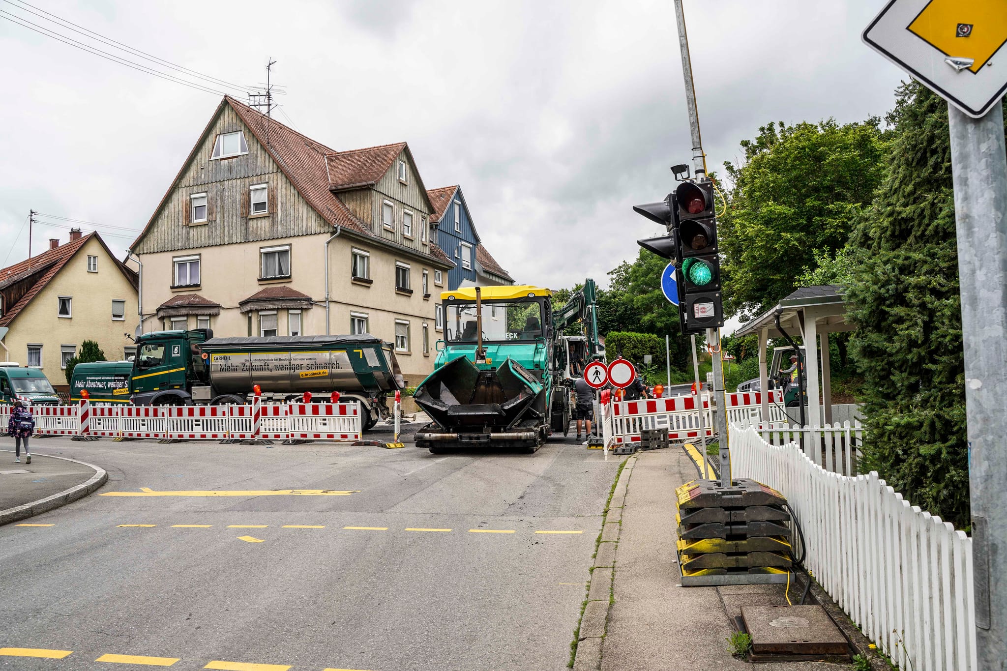 Bei der Sanierung der Hauptstraße werden die Dagersheimer auf eine harte Probe gestellt. Bild: Dettenmeyer