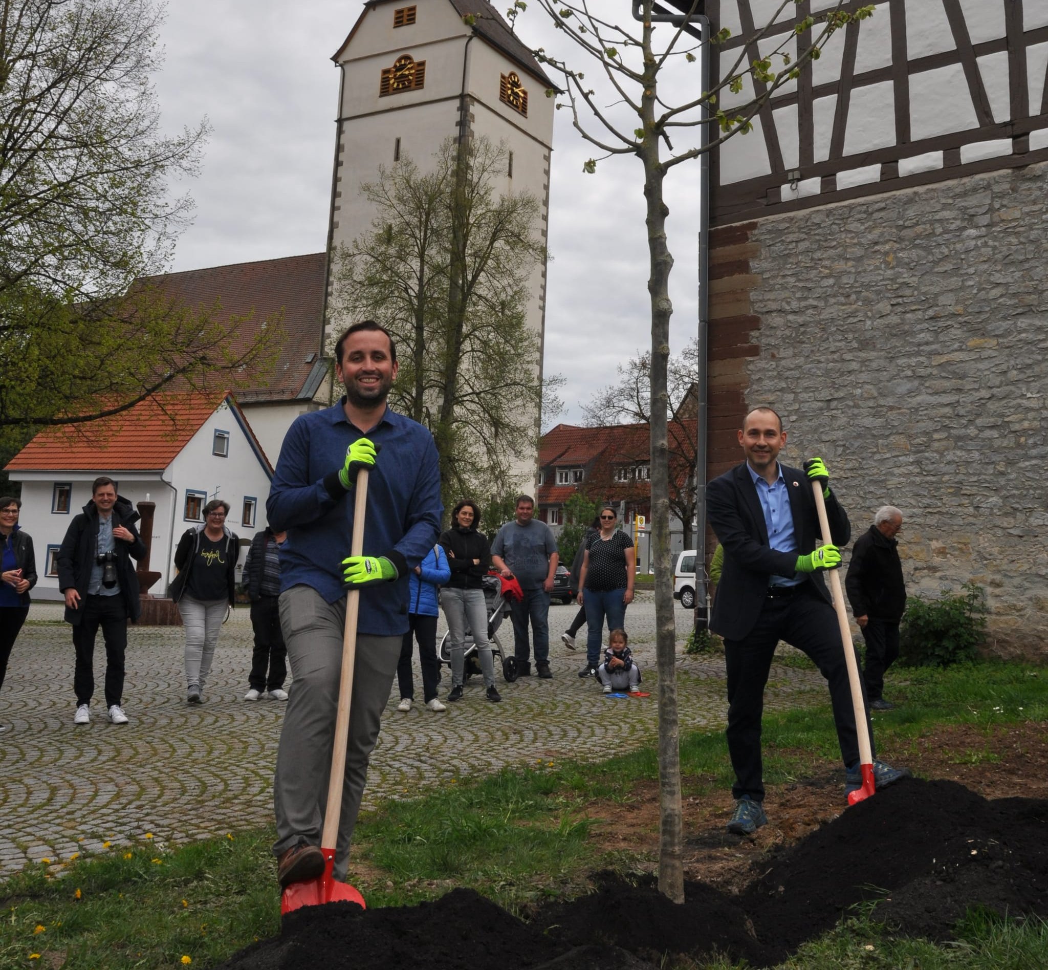 Dagersheims Ortsvorsteher Hendrik Queck (links) und Böblingens OB Dr. Stefan Belz pflanzen die Jubiläumslinde neben der Zehntscheune.