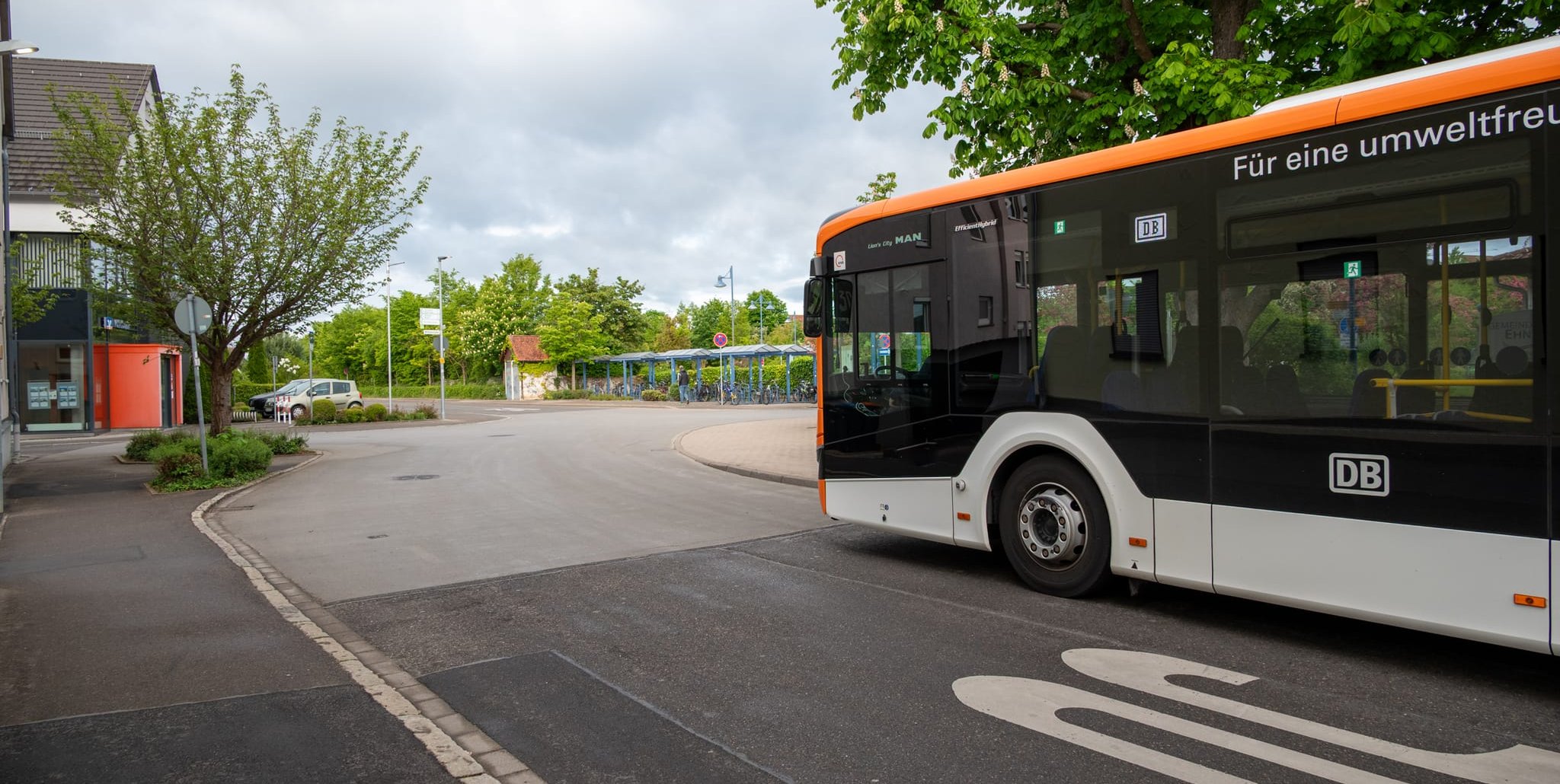 Falsch parkende Busse versperren die Sicht am Übergang in der Bahnhofstraße.