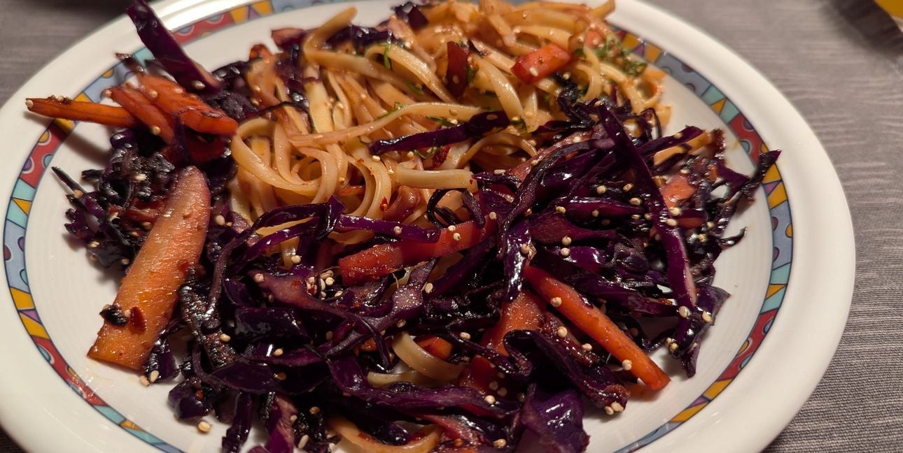 Nudeln mit Rotkraut und Möhren ergeben ein schnelles Gericht.