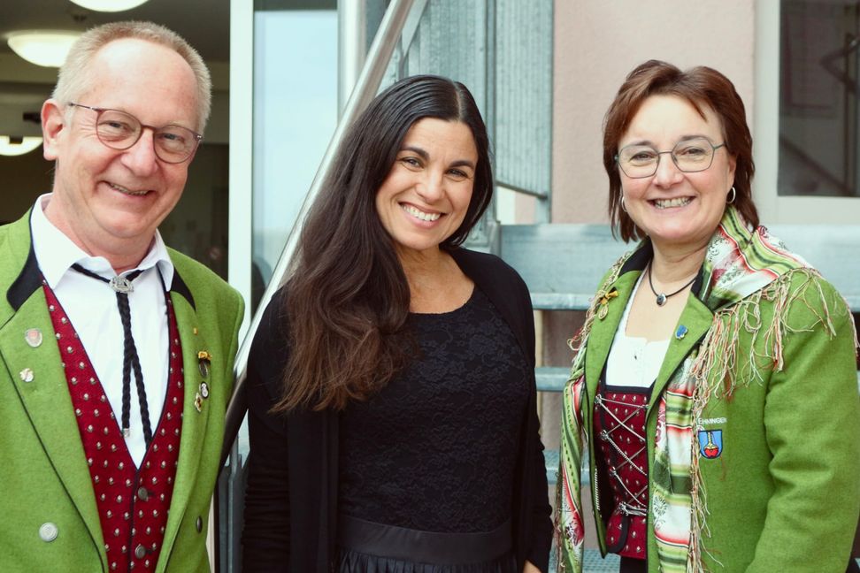 Vorsitzender Manfred Schimmer und seine Stellvertreterin Marion Sperling haben mit Carelys Carreras Camporredondo (Mitte) eine Dirigentin gefunden, die zum Orchester passt. Bild: z