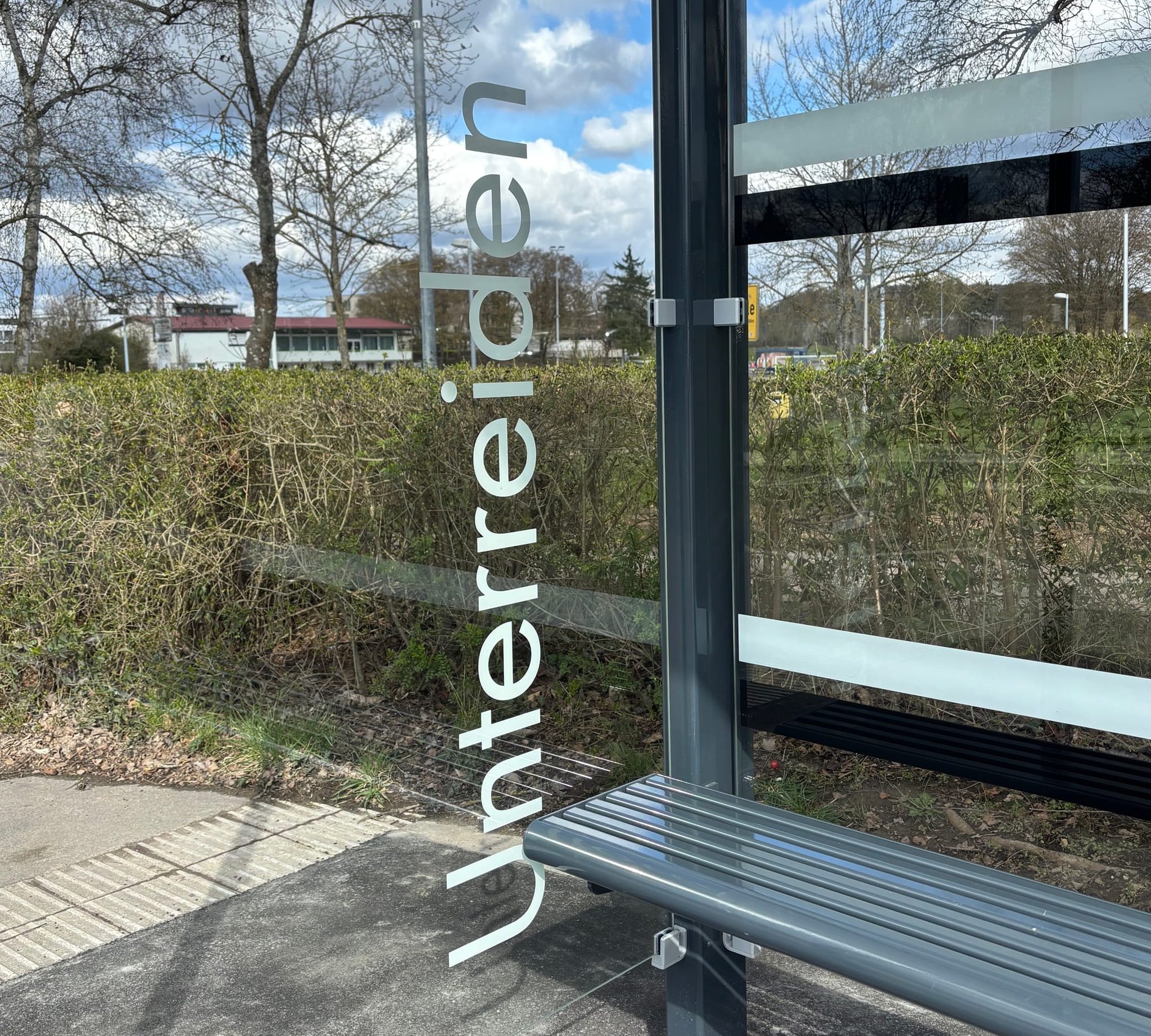Buchstabendreher am Buswartehäuschen: Am Gymnasium Unterrieden ist der Name der Haltestelle fälschlich als „Unterreiden“ statt „Unterrieden“ beschriftet. 	Bild: Kathrin Ansel