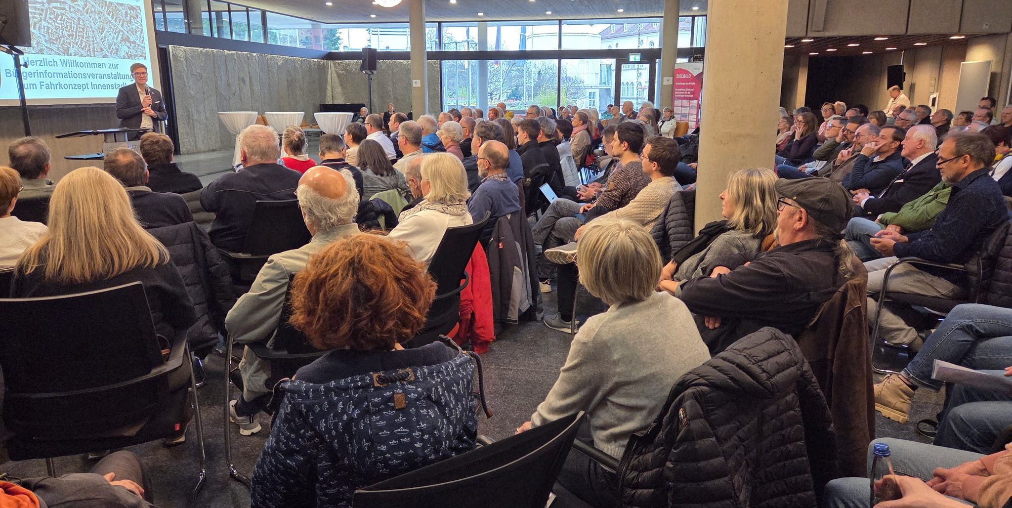 Knapp 200 Zuhörer spitzen die Ohren, als Oberbürgermeister Markus Kleemann den Abend im Rathausfoyer anmoderiert.
