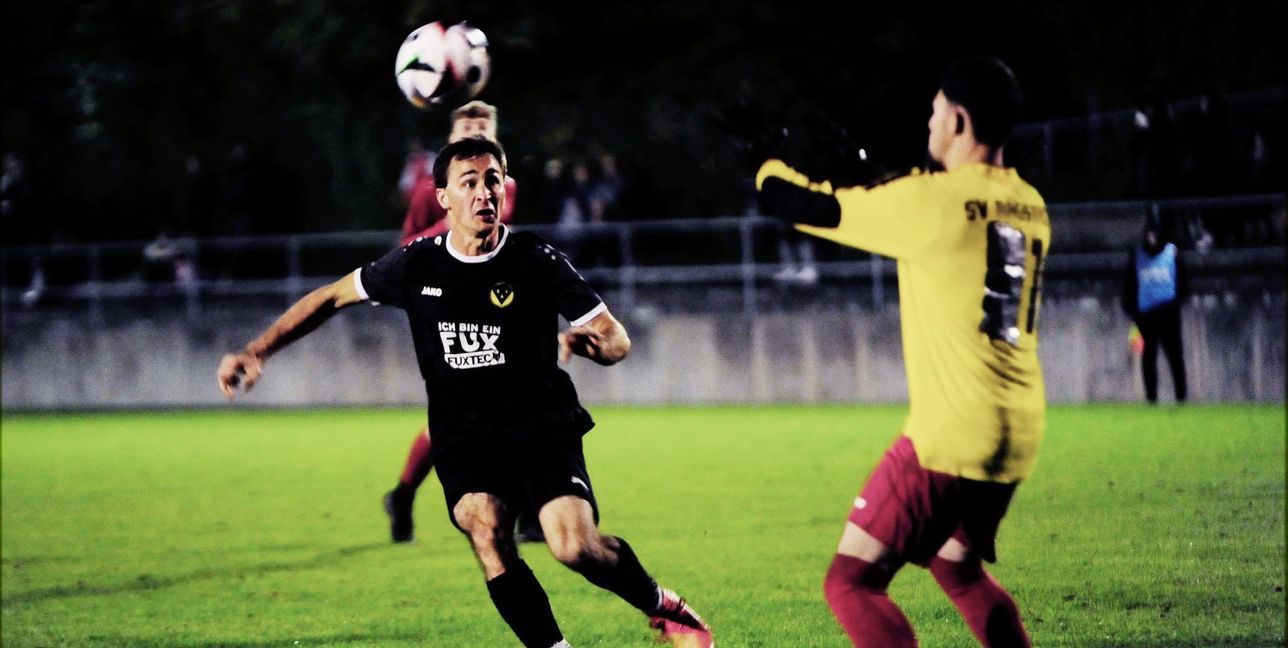 Aidlingens Johannes Rott (links) erzielt im Bezirkspokalspiel beim SV Magstadt zwei Tore. Am ende gibt es ein 3:2 für Aidlingen.