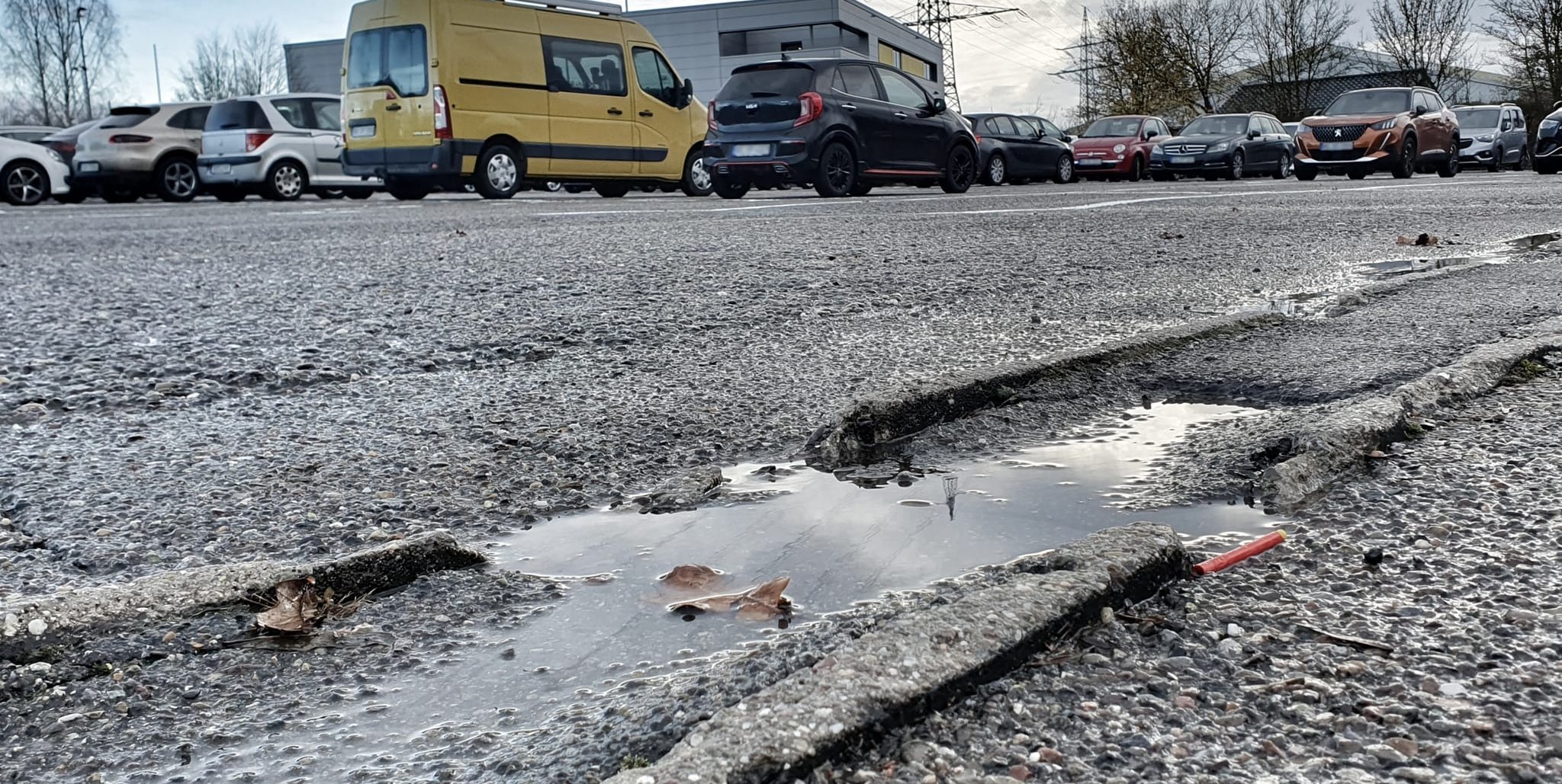2017 stellte die SPD den Antrag, den Glaspalast-Parkplatz zu erneuern. Das ist bisher nicht passiert. Heute sieht die Oberfläche so aus.Bild: Wegner