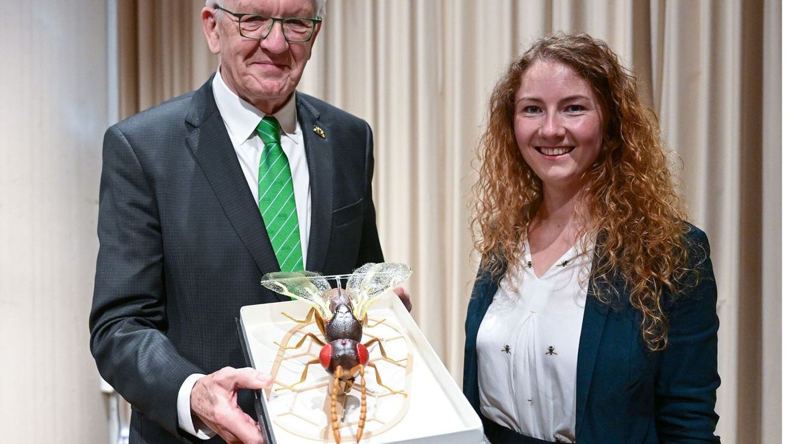 Kretschmann mit Modell der nach ihm benannten Wespe