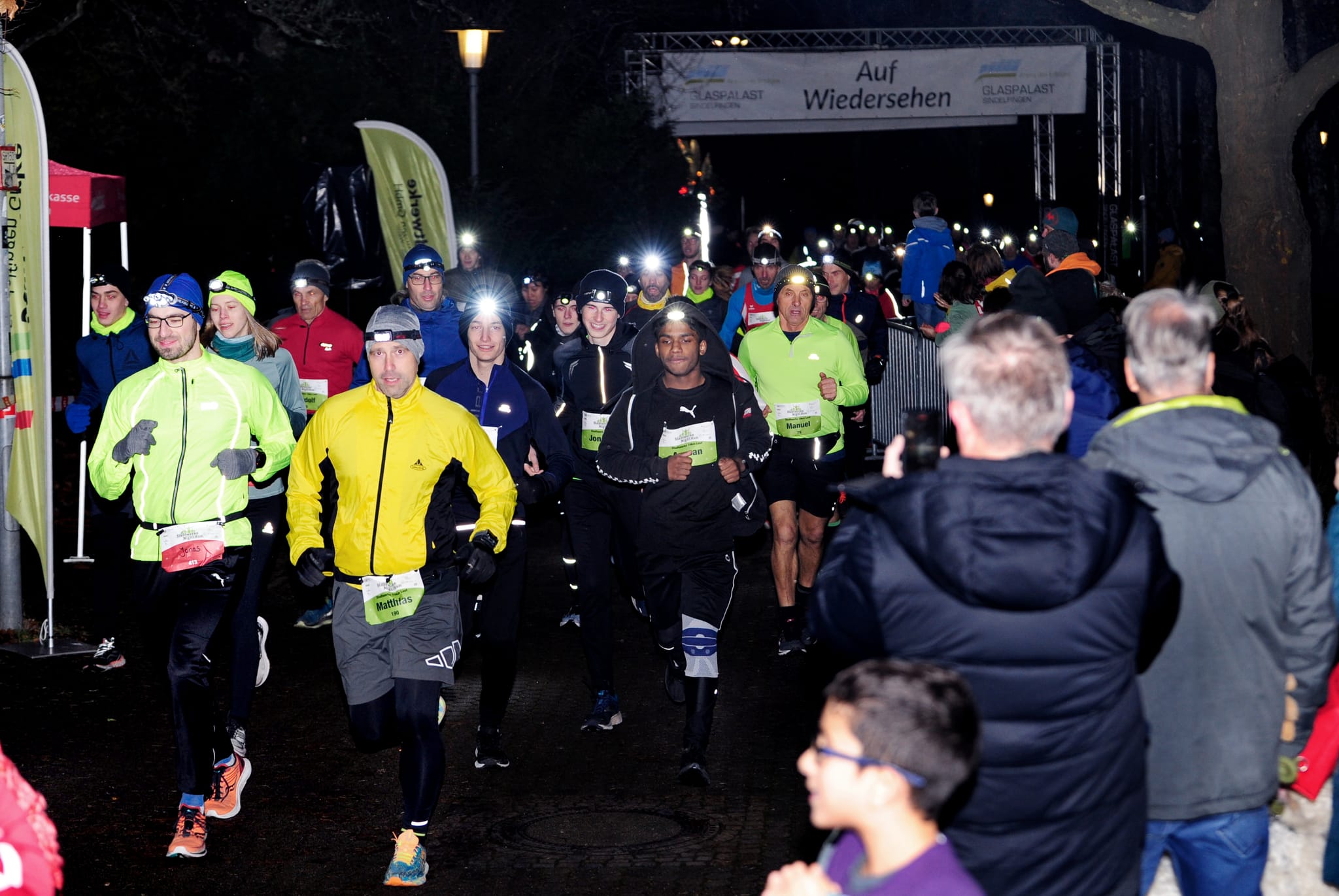 Im vergangenen Jahr leuchteten die Läufer beim Sindelfinger Night Run rund um den Glaspalast. Bild: photostampe/A