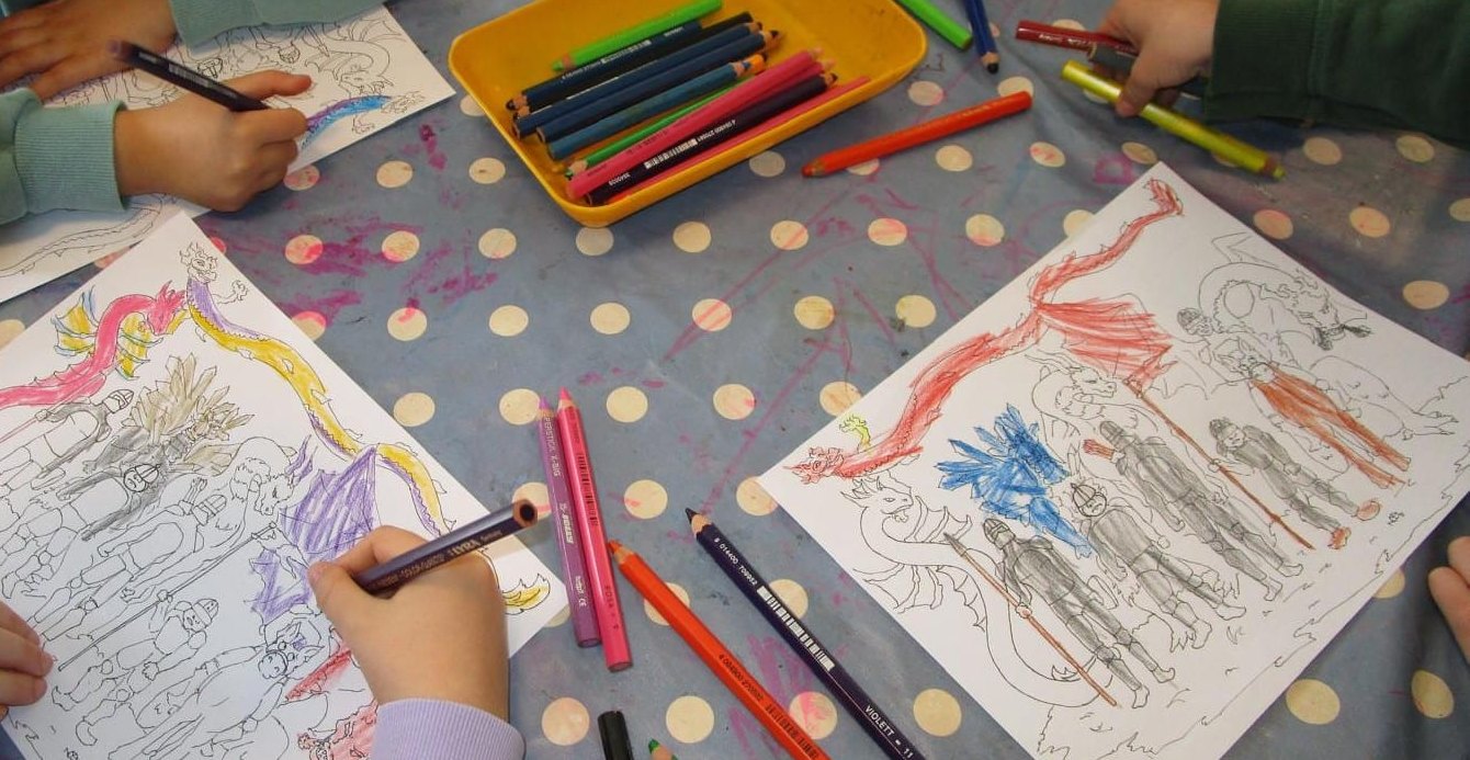 Die Vorschulkinder des Dagersheimer Kindergartens Ostelsheimer Straße  malen die Blätter der Neuntklässler aus. 	Bild: z