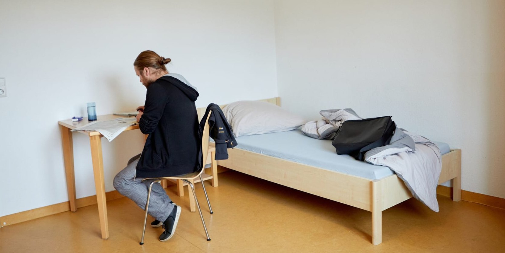 Sie hilft unter anderem bei der Wohnungssuche, bietet betreute Wohnformen an, begleitet Menschen im eigenen Wohnraum und vermittelt weiterführende Hilfen.