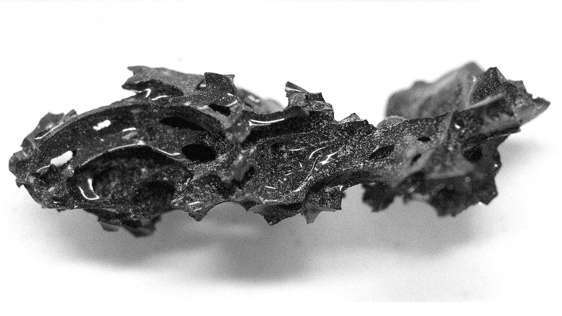 Ein Fragment des organischen Glases, das im Inneren des Schädels eines Verstorbenen in Herculaneum gefunden wurde.