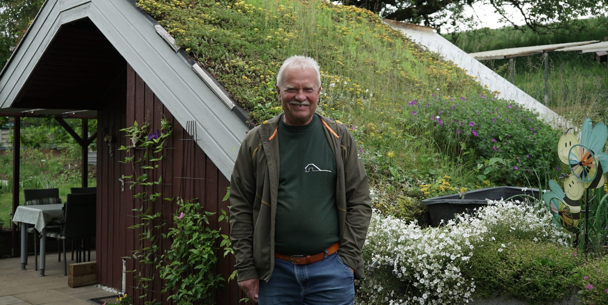 Zwischen Beeten und Blumen: Rainer Martini zeigt bei der Führung, worauf es im eigenen Garten ankommt.