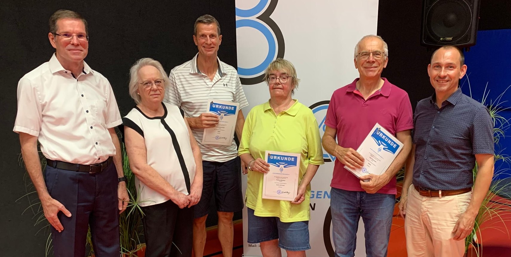 Das Ehrungsfoto: Ewald Agresz (Präsident), Brigitte Müller (Geschäftsführender Vorstand), Torsten Kronshage (Abteilung Tennis, silberne Ehrennadel), Heidrun Bubeck (Abteilung Fechten, neues Ehrenmitglied, goldene Ehrennadel mit Kranz), Uwe Krempels (Abteilung Judo, silberne Ehrennadel), Stefan Belz (Oberbürgermeister). Nicht anwesend: Andreas Stavrakakis (Abteilung Karate, neues Ehrenmitglied, goldene Ehrennadel).