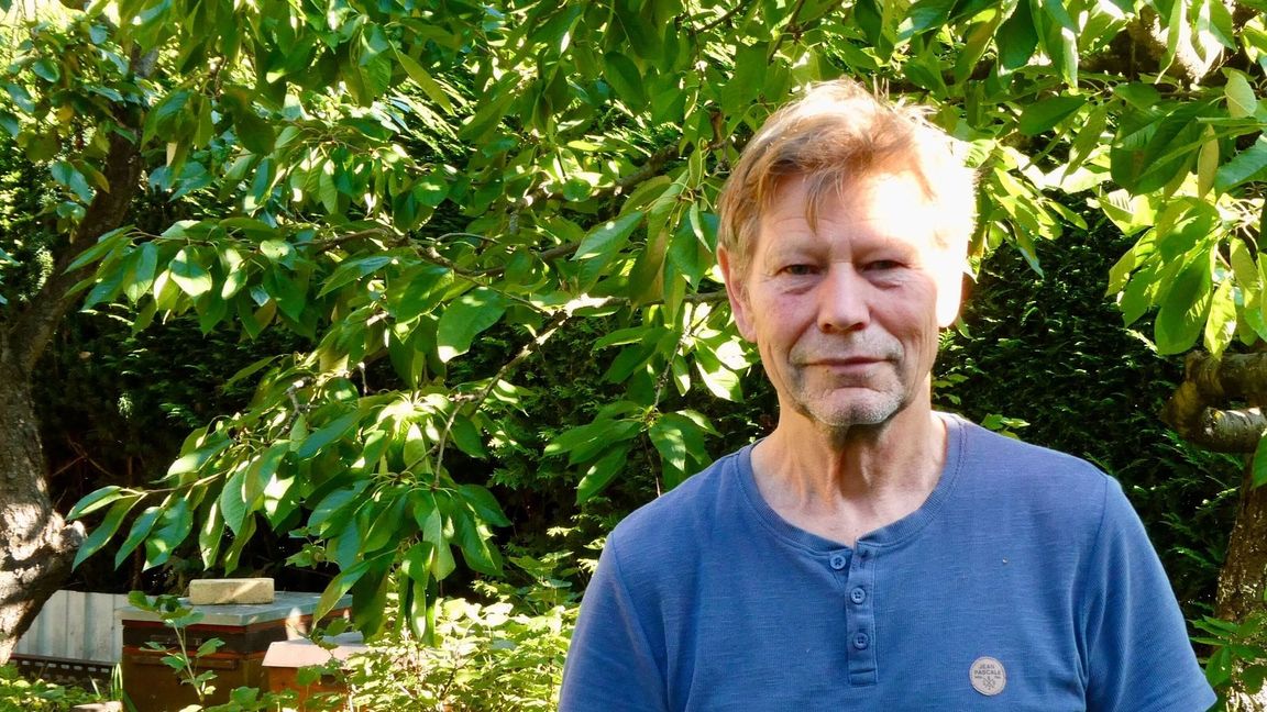 Detflef Käpnick züchtet Honigbienen in seinem Garten. (Archivbild)