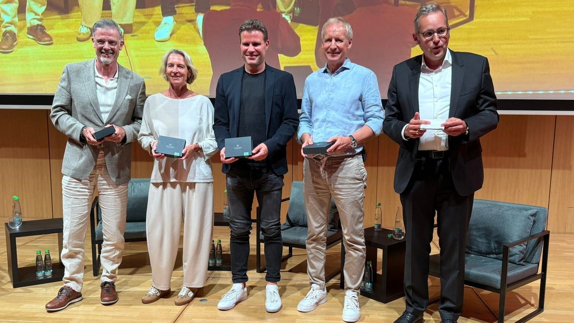 Michael Fritz, Vorstandsvorsitzender der Kreissparkasse Böblingen, mit den Gästen Hans-Dieter Hermann, Felix Brych, Martina Voss-Tecklenburg und Moderator Michael Antwerpes (von rechts nach links).