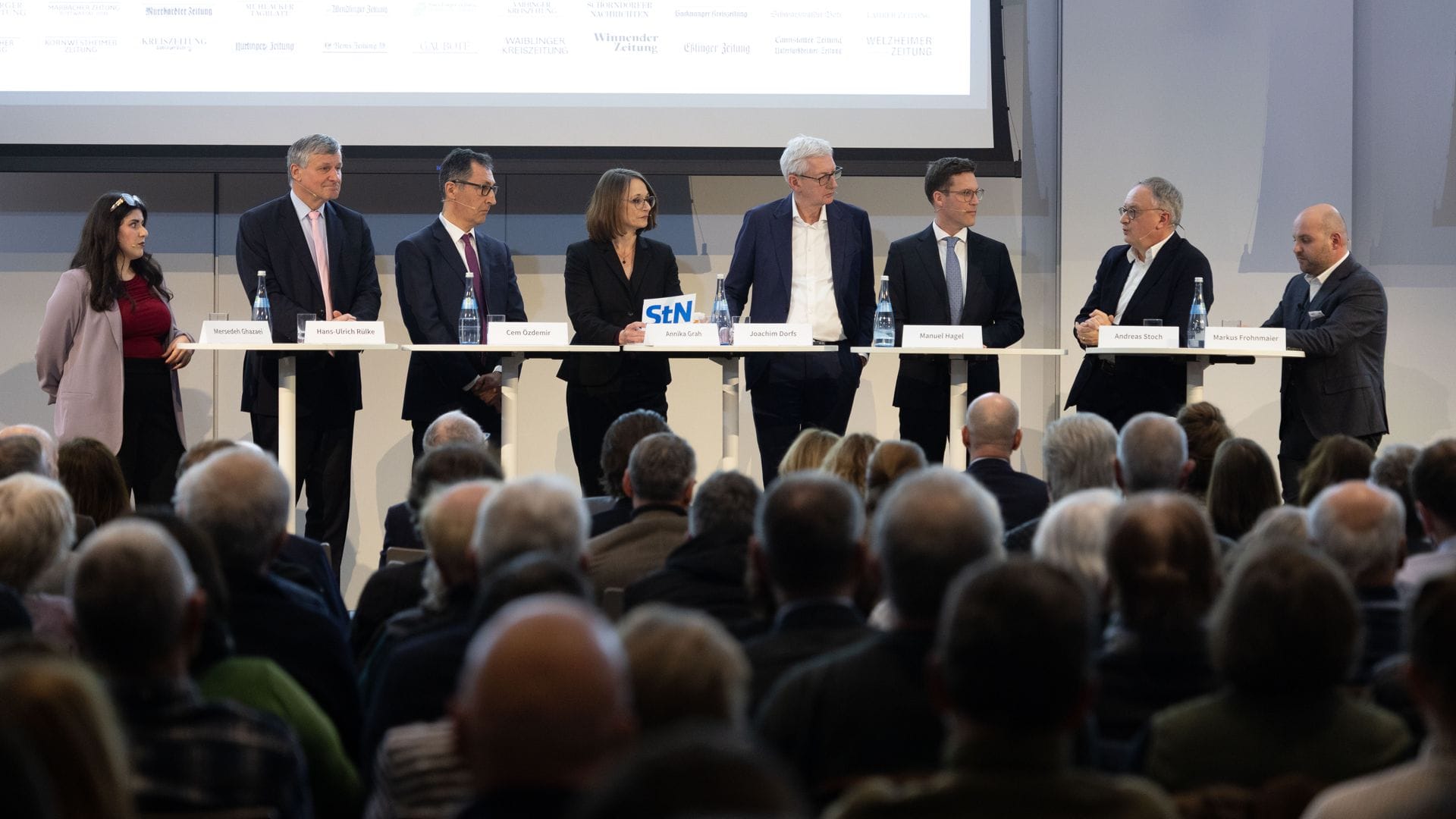 Die Podiumsteilnehmer von links nach rechts: Mersedeh Ghazaei, Hans Ulrich Rülke, Cem Özdemir Annika Grah, Chefredakteur Joachim Dorfs, Manuel Hagel, Andreas Stoch und Markus Frohnmaier.