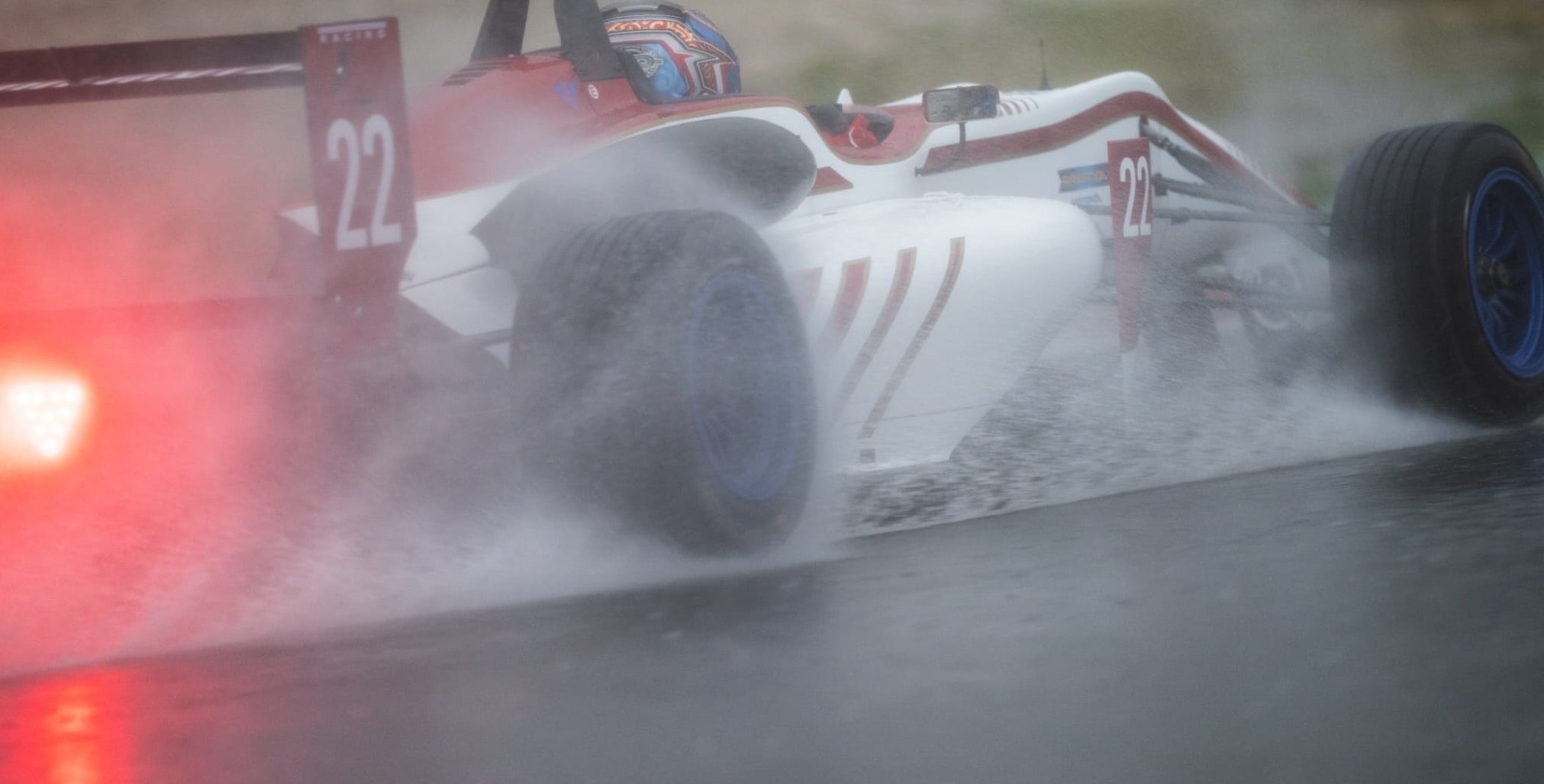 André Petropoulos im Regen von Rijeka. Dennoch fährt der Maichinger als Sieg über die Ziellinie in der Formel-3-Trophy.
