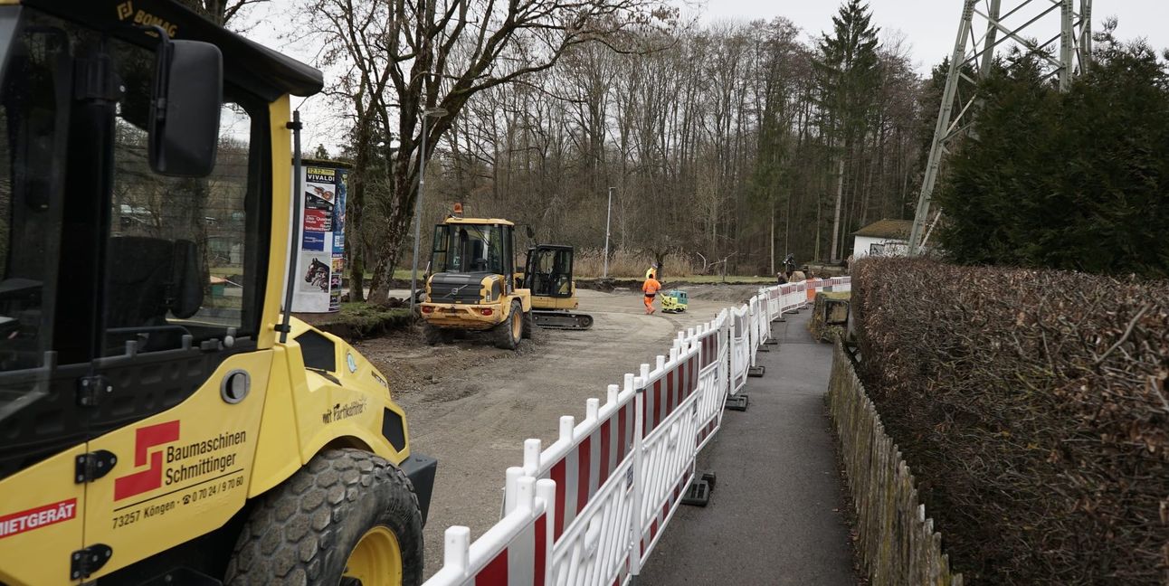 Die Bauarbeiten für die Hinterweil-Route R5 sind am künfitgen Kreisverkehr Hirsch-Maichinger Straße voll im Gang.