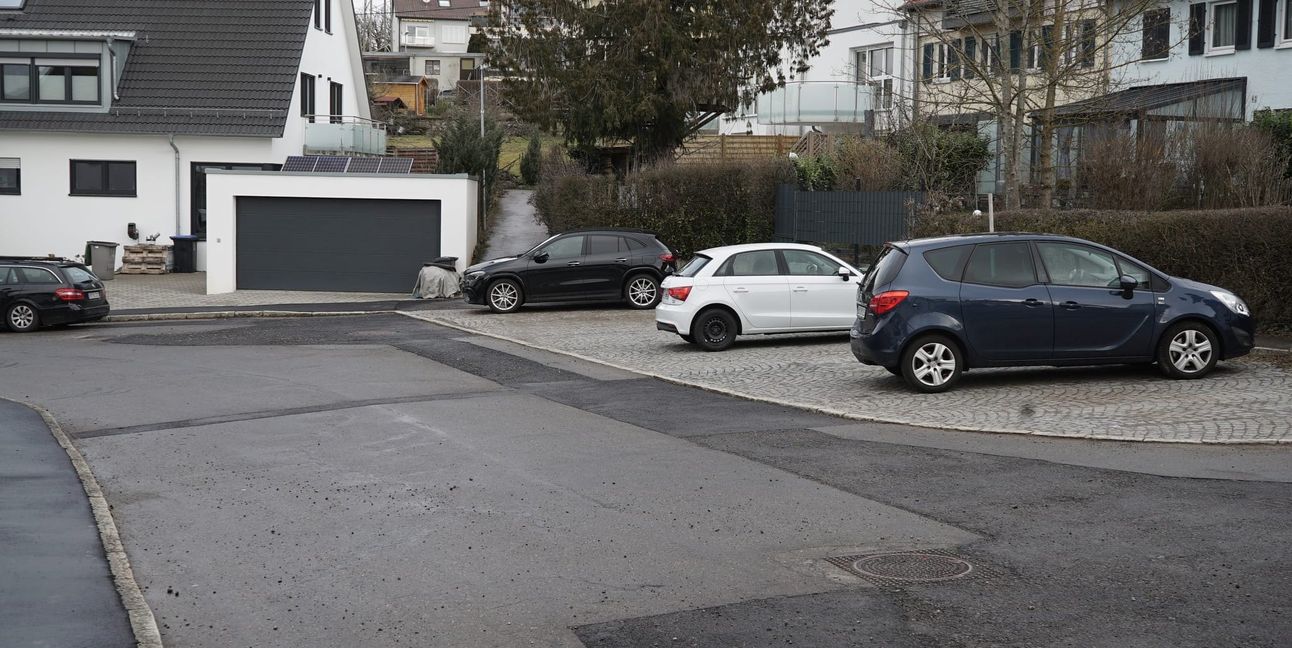 Eine Ausschussmehrheit will dass alle Senkrecht-Parkplätze (rechts im Bild) bleiben. Der hinterste entfällt wohl doch.