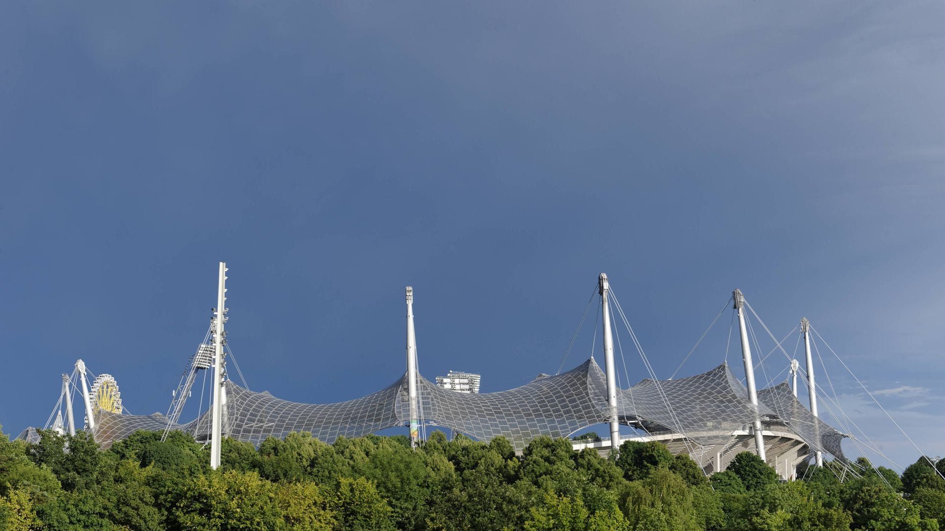 Das berühmte Dach des Olympiastadions ist zu einem Wahrzeichen von München geworden.