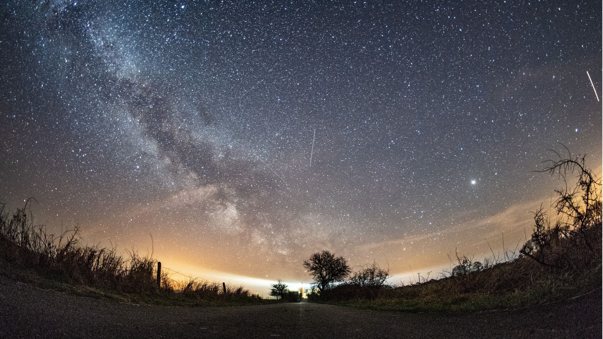 Verschiedene Flugobjekte sind rund um die Milchstraße während des Lyriden-Meteorschauers am Nachthimmel über Fehmarn zu sehen (Archivbild).