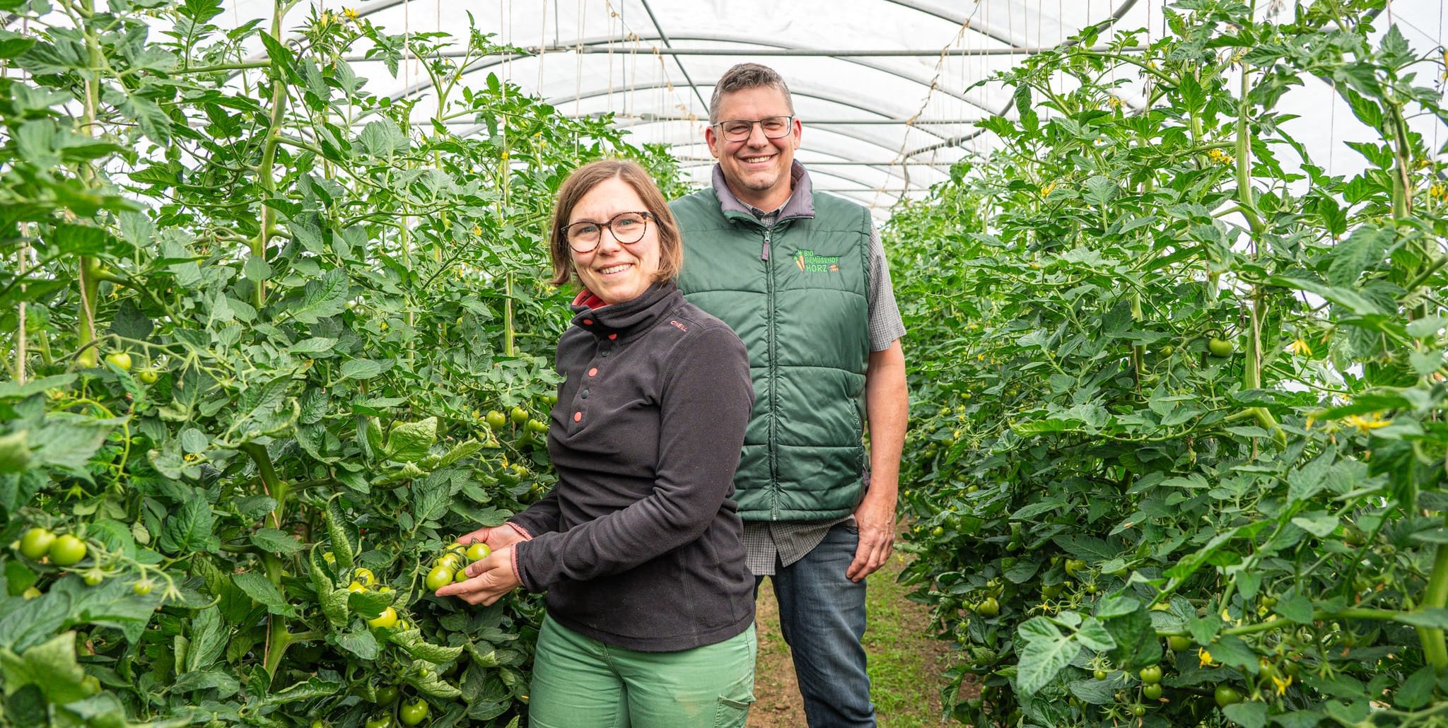 Gärtnerin Greta Boll und Geschäftsführer Frederic Saria im Tomatentunnel.