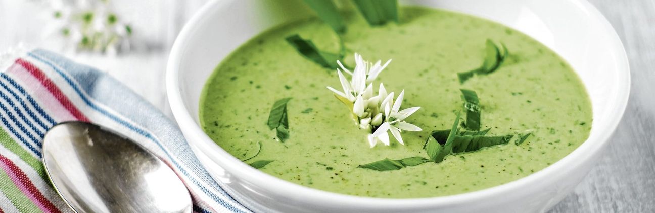 Grün leuchtende Bärlauchsuppe mit geschnittenem Bärlauch als Einlage.