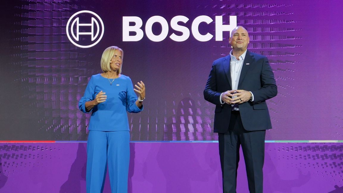 Bosch hat auf der Technikmesse CES ein KI-basiertes Fahrzeug-Cockpit vorgestellt.