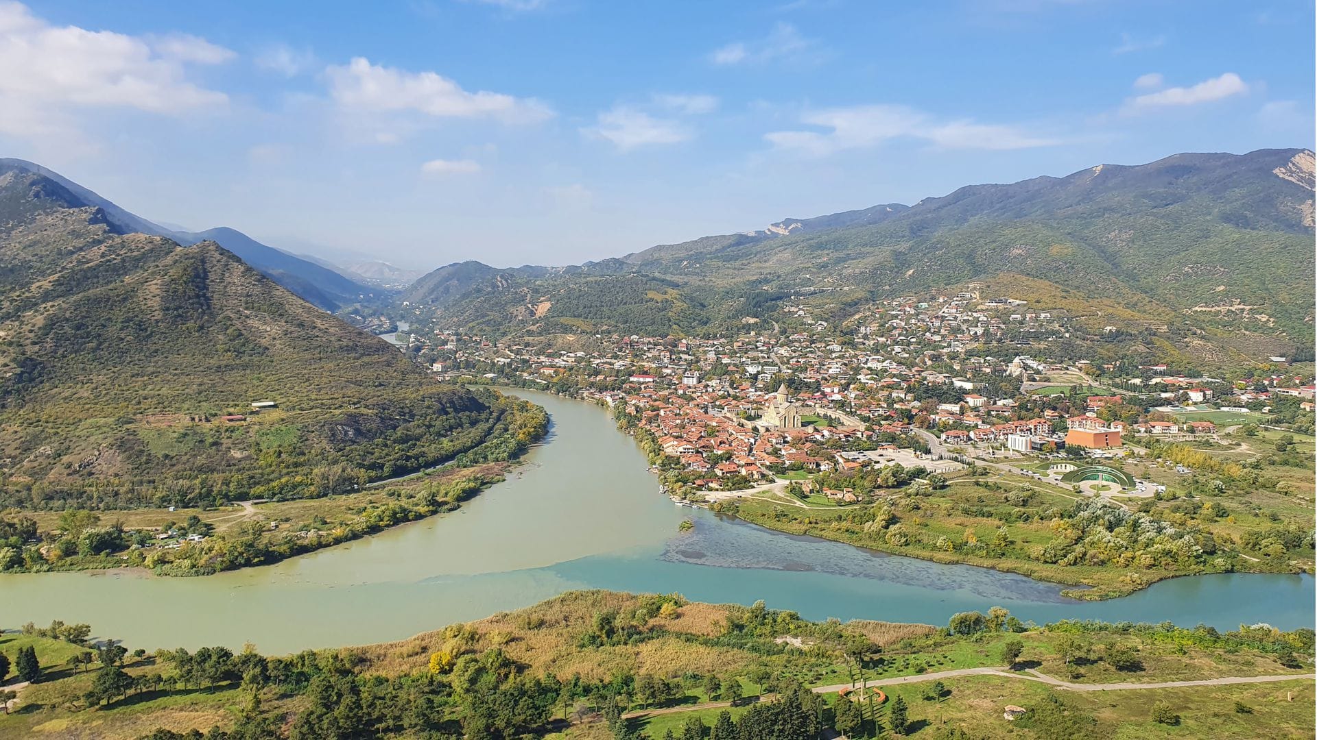Mzcheta, die alte Hauptstadt des Iberischen Königreichs am Zusammenfluss der Flüsse Kura und Aragvi, liegt etwa 20 Kilometer nördlich von Tiflis in Georgien.