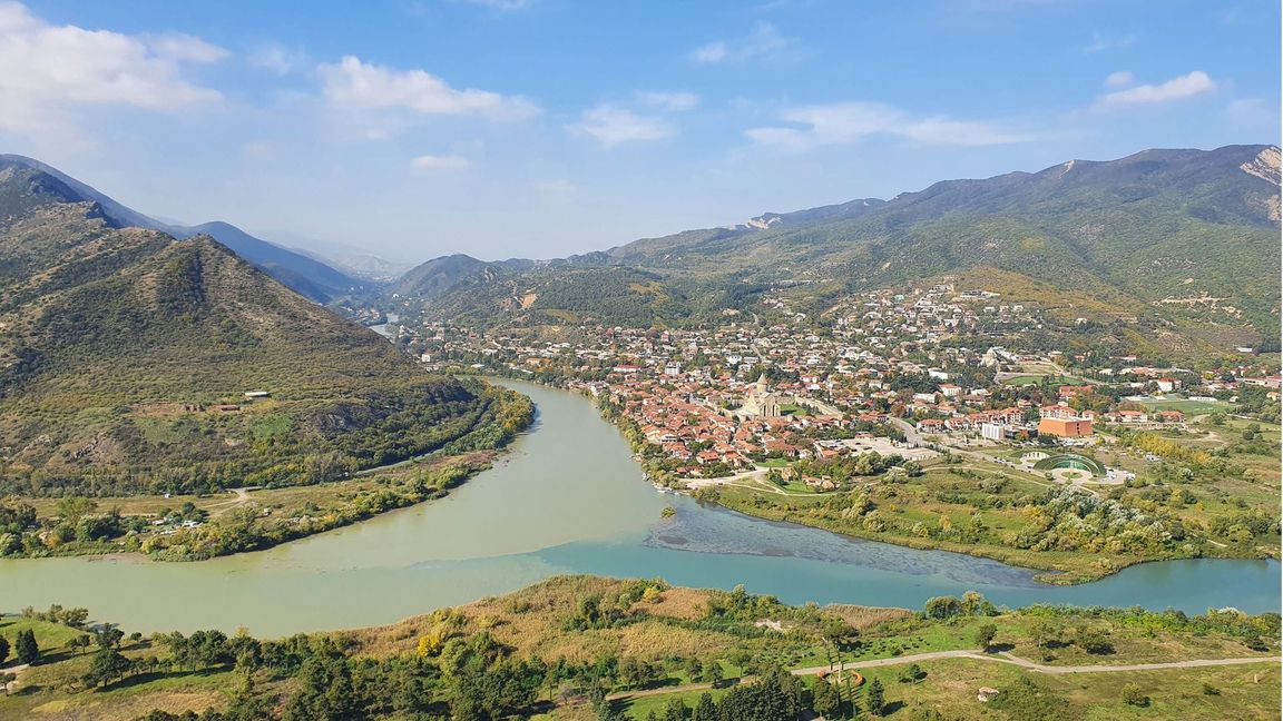 Mzcheta, die alte Hauptstadt des Iberischen Königreichs am Zusammenfluss der Flüsse Kura und Aragvi, liegt etwa 20 Kilometer nördlich von Tiflis in Georgien.