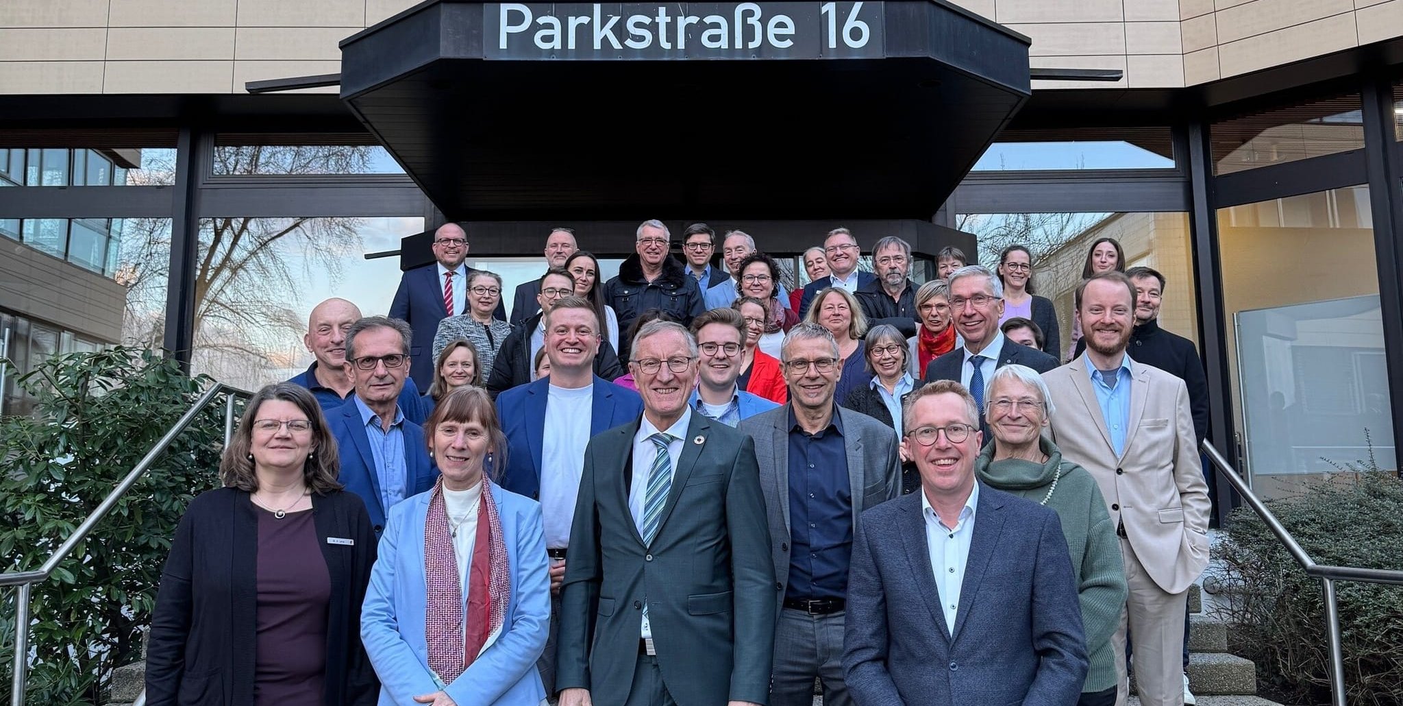 Unser Foto zeigt die Teilnehmer der 10. Kommunalen Gesundheitskonferenz unter Vorsitz von Landrat Roland Bernhard (vorne Mitte).