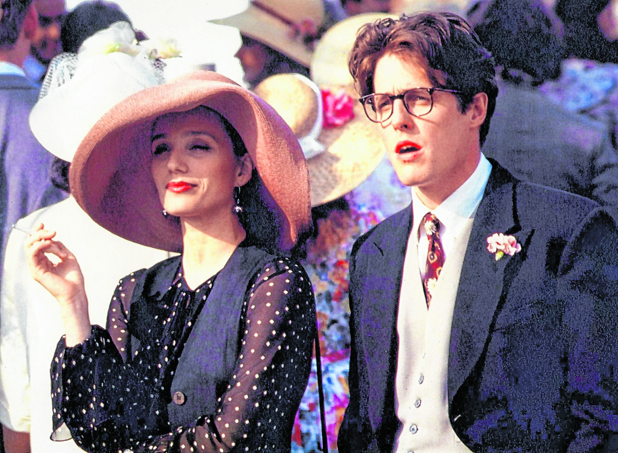 Eine der beiden Personen ist verliebt in die andere, doch die weiß es nicht. Kristin Scott Thomas und Hugh Grant in „Vier Hochzeiten und ein Todesfall“.