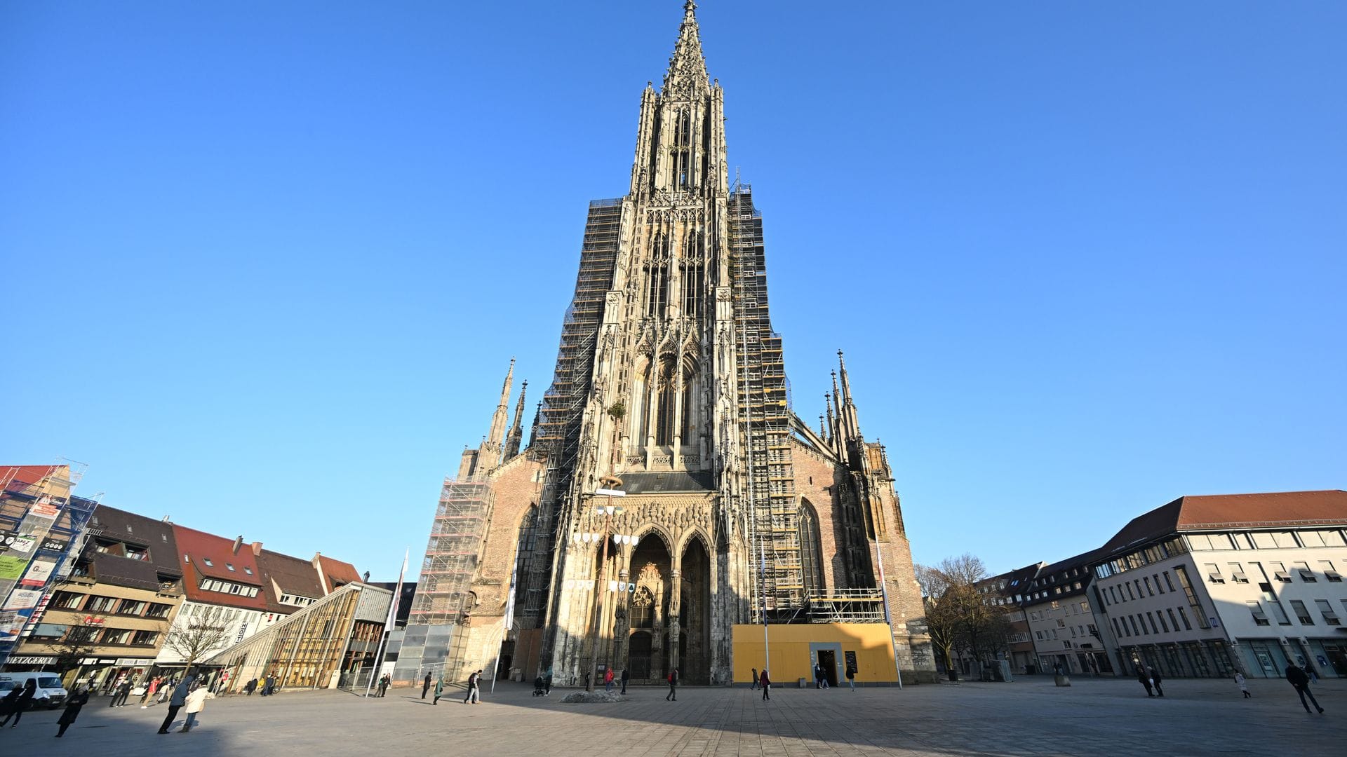 Im Ulmer Münster wird es der Pfarrerin zufolge "nie wärmer als 18 Grad Celsius". (Archivbild)