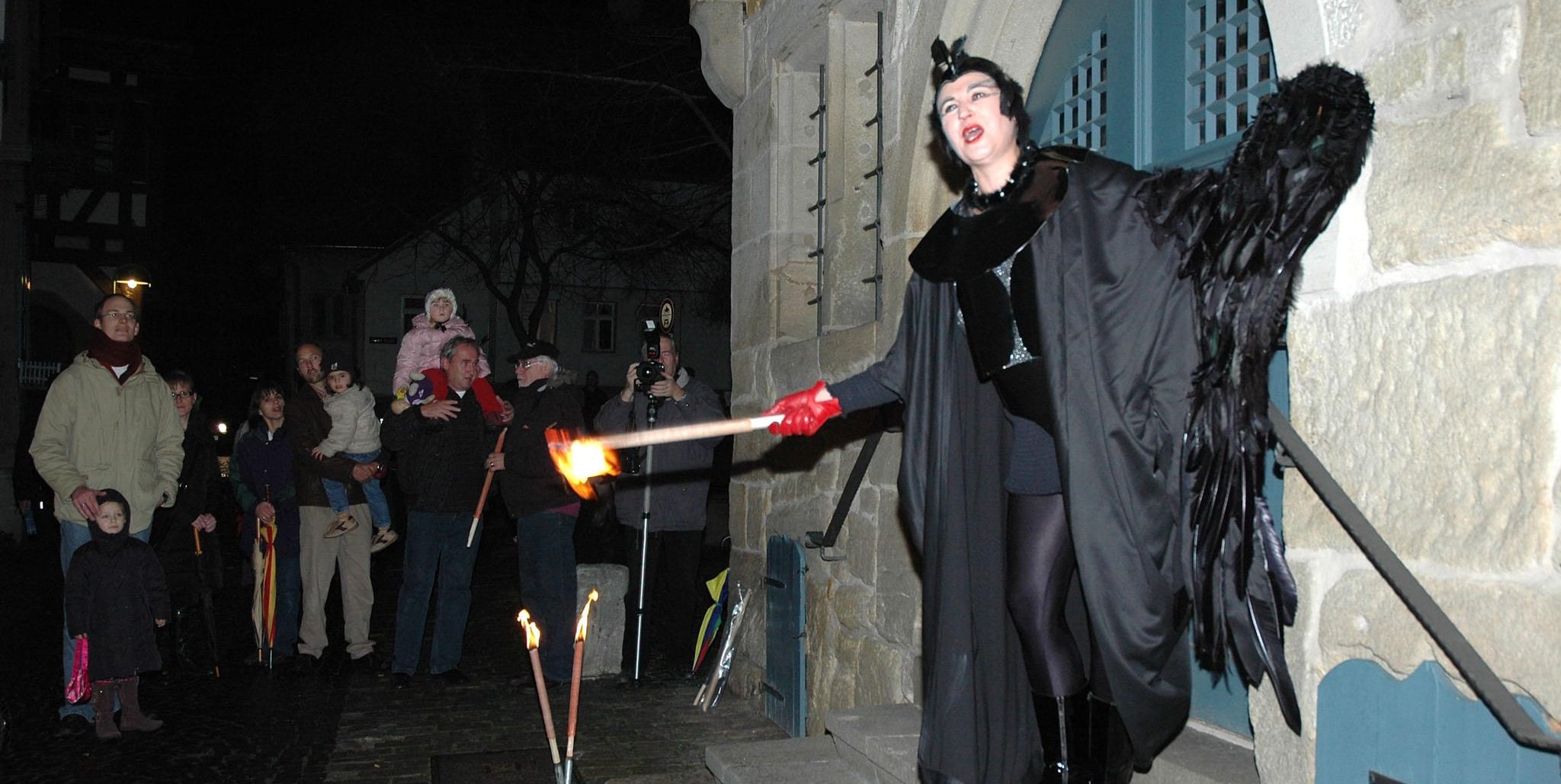 Schon zu Beginn der „Sindelfinger Christgeburt“ am Stadtmuseum in der Altstadt haben die Mächte der Finternis (Sabine Duffner) ihre Finger im Spiel.