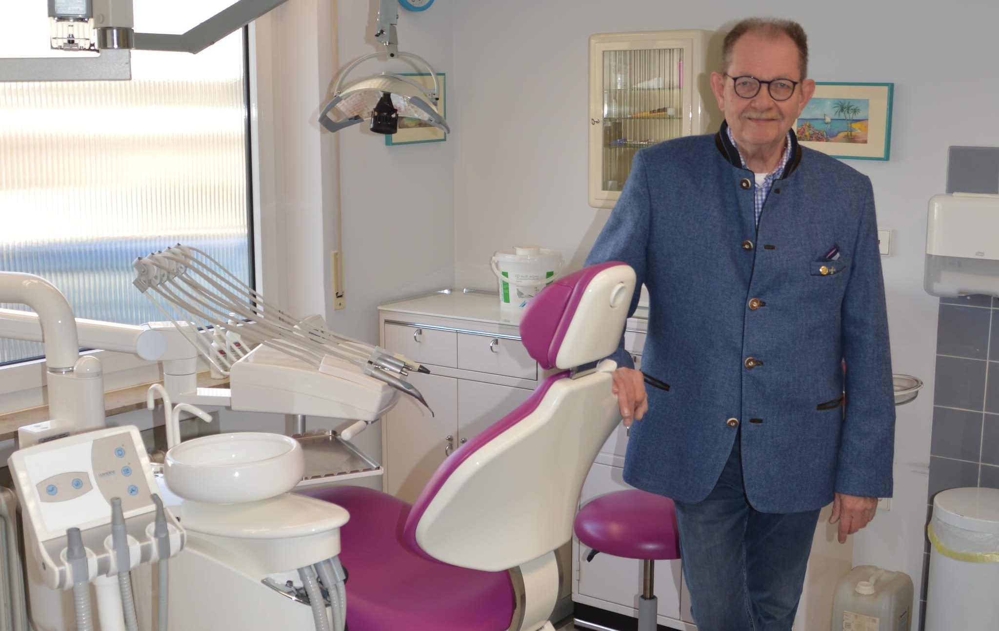 Klaus Lux in seiner ehemaligen Zahnarztpraxis in der Gartenstraße 12 in Schönaich.