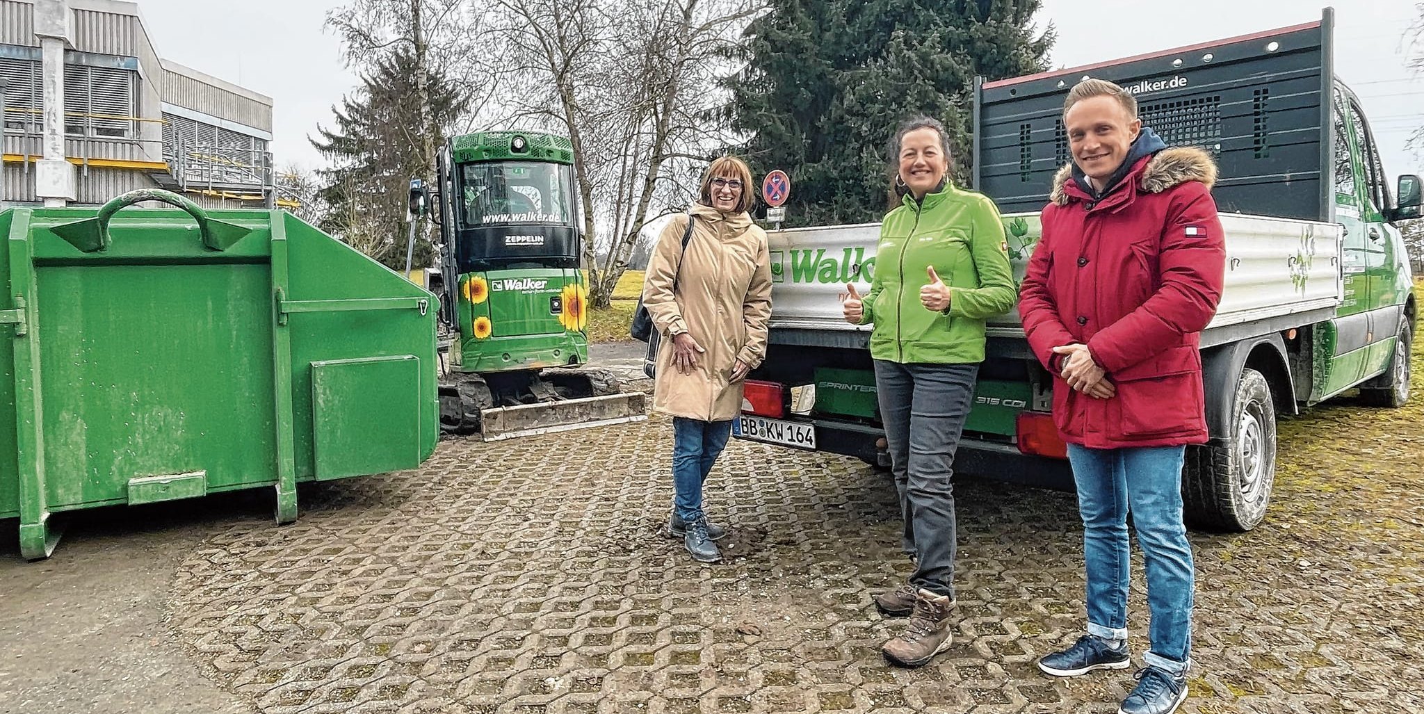 Schulleiterin Martina Fuchs (links), Ute Utz von Walker Gartenbau und einst Mitglied der Koch-Eltern, und Martin Hermann vom Förderverein. 	Bilder: Gospodarczyk