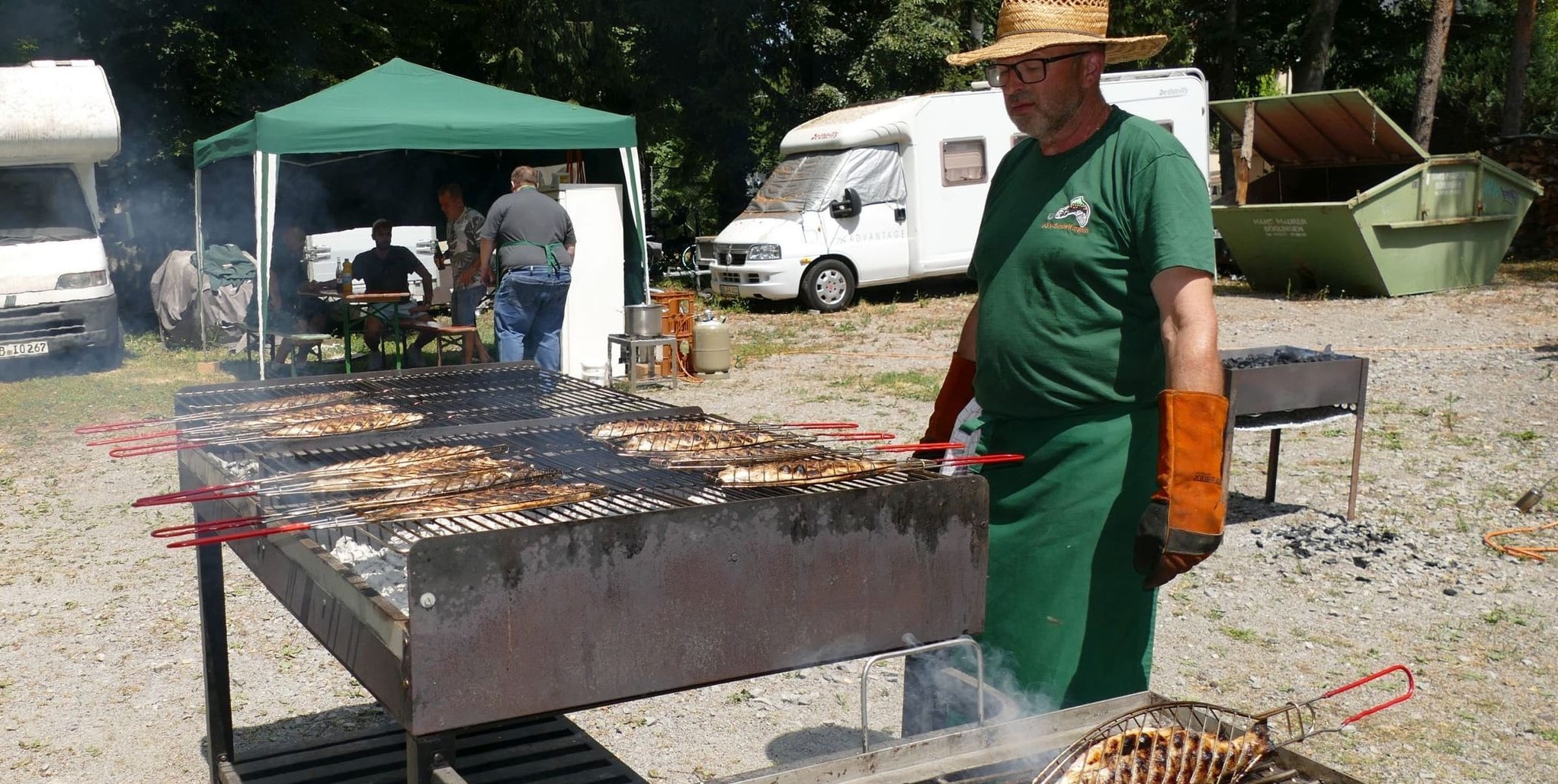 Fritz Schweizer am schweißtreibenden Grill beim Fischerfest der Sindelfinger Angler.
