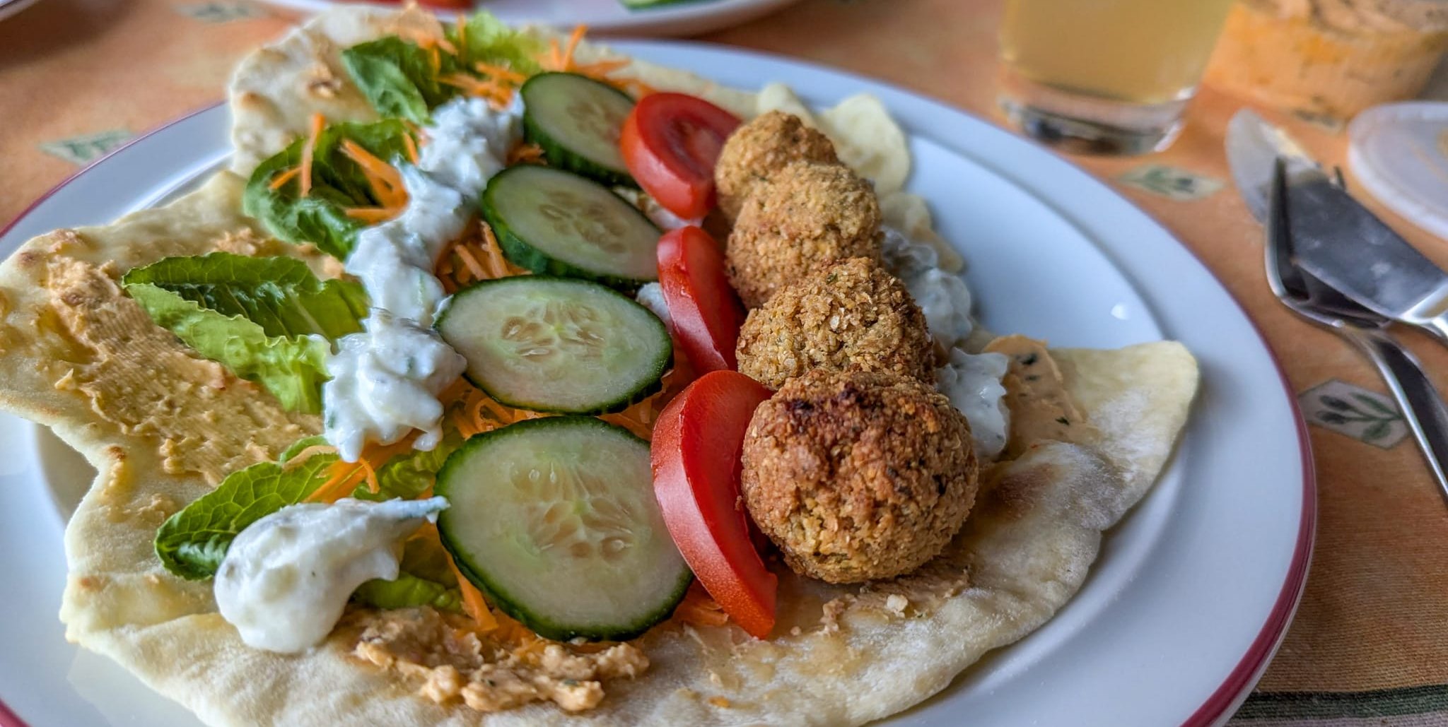Selbstgemachter Wrap mit Falafel.
