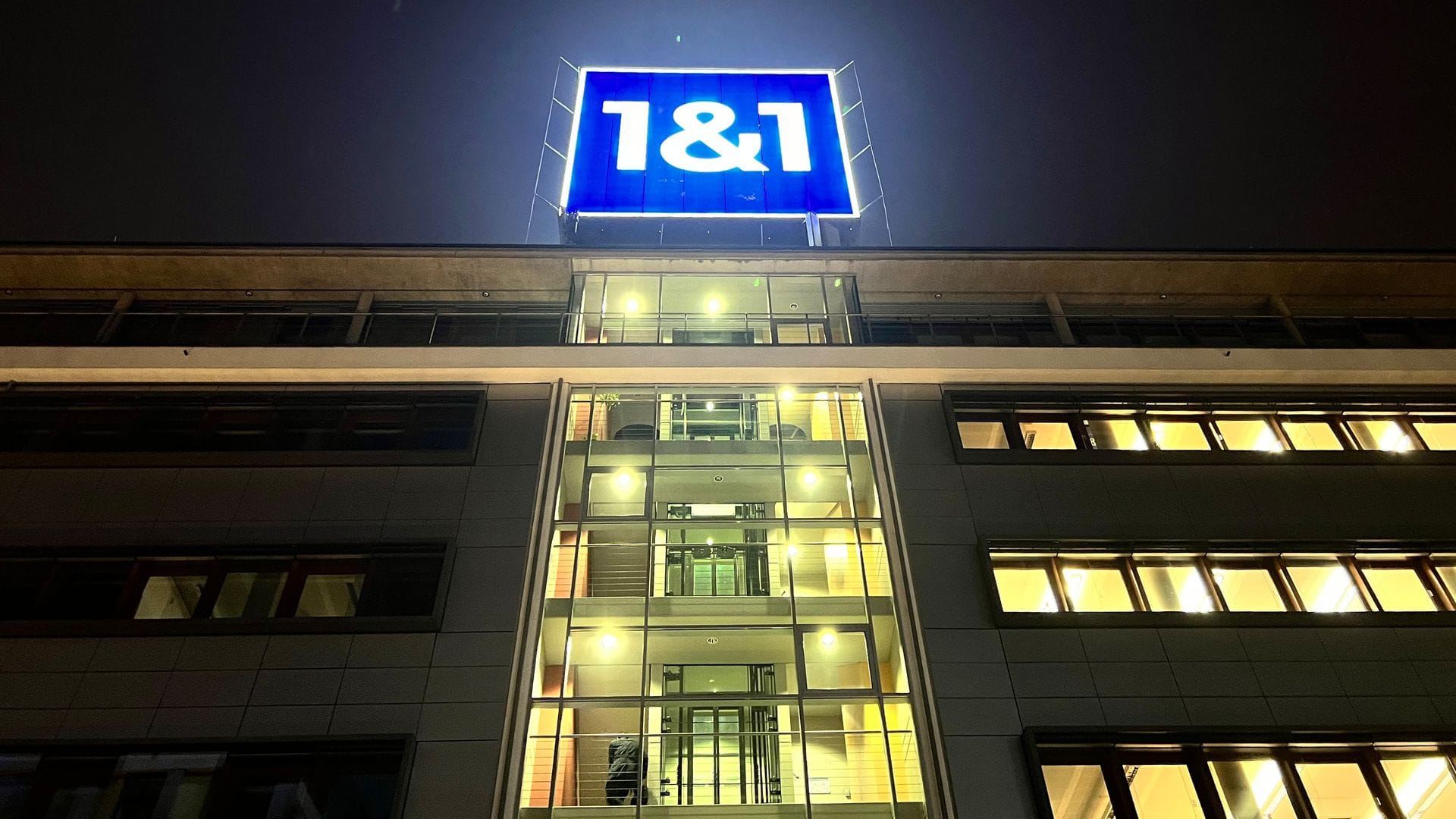 1&1-Logo an der Firmenzentrale in Montabaur (Rheinland-Pfalz) - das Unternehmen ist der vierte deutsche Handynetzbetreiber.