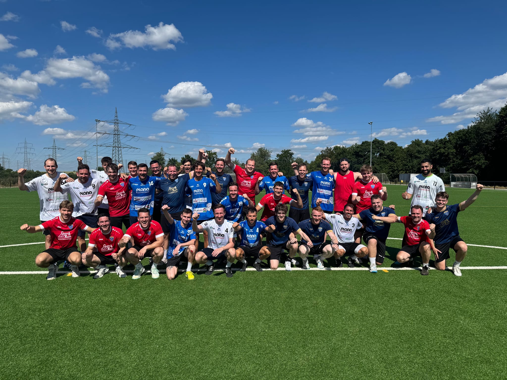 Den Spaß sieht man den Darmsheimer Fußballern und den Handballern der HSG Böblingen/Sindelfingen regelrecht an. Bild: Zvizdiç