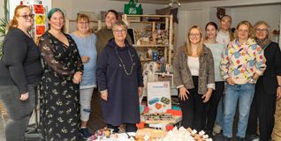 Die aktuellen Ausstellerinnen von puhabo mit Inhaberin Melanie Totic (Mitte, alle von links nach rechts): Silvia Peidl, Stephanie Schlegel, Petra Schild, Selina Günzel, Conny Wöhr, Melanie Totic, Julia Neumann, Nadine Stampfer, Anja Burk-Marx und Judith Rübsam.
