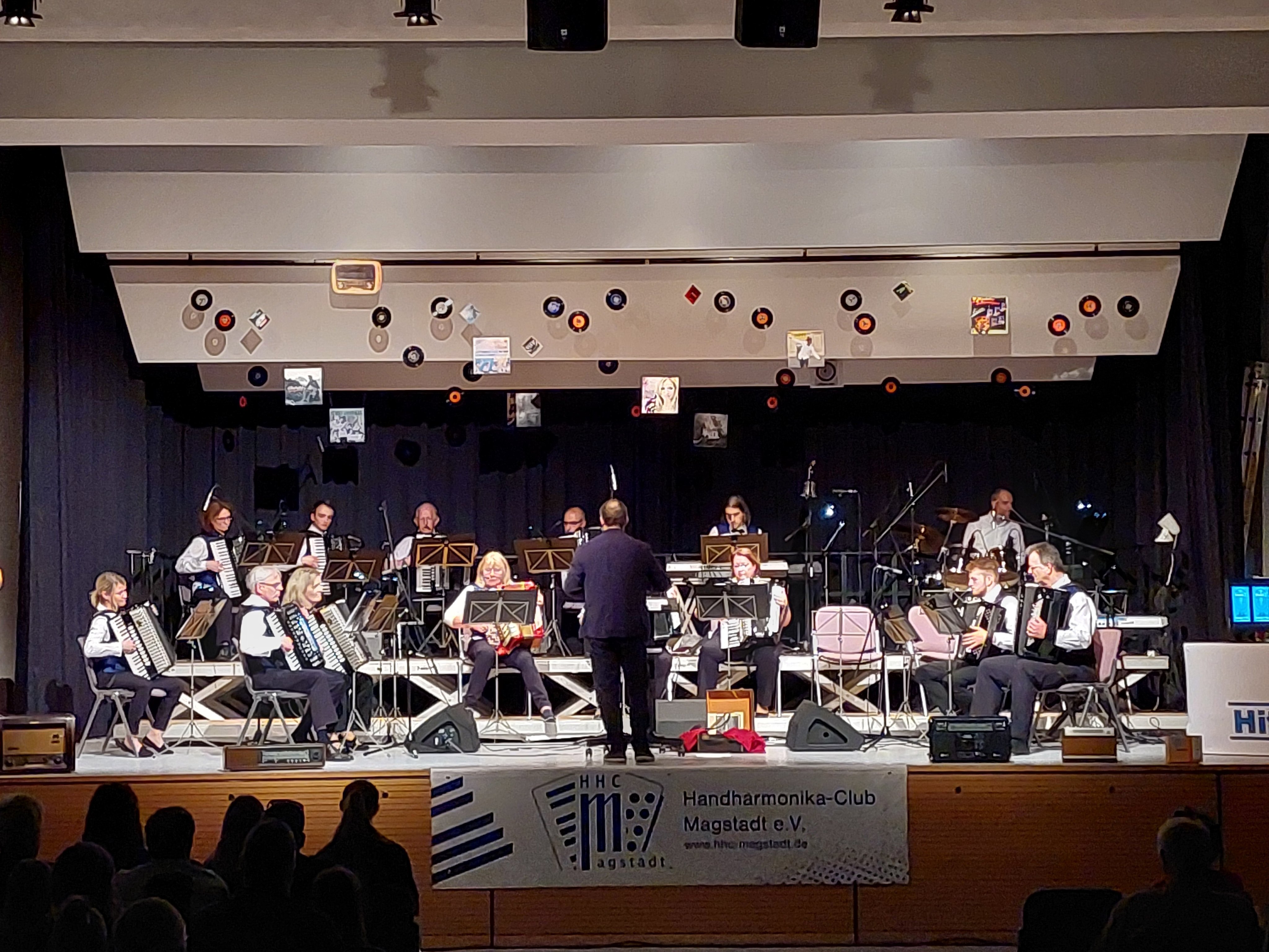 Das Orchester des Handharmonika-Clubs Magstadt begeisterte die Gäste bei  der ungewöhnlichen Hitparade.Bild: z