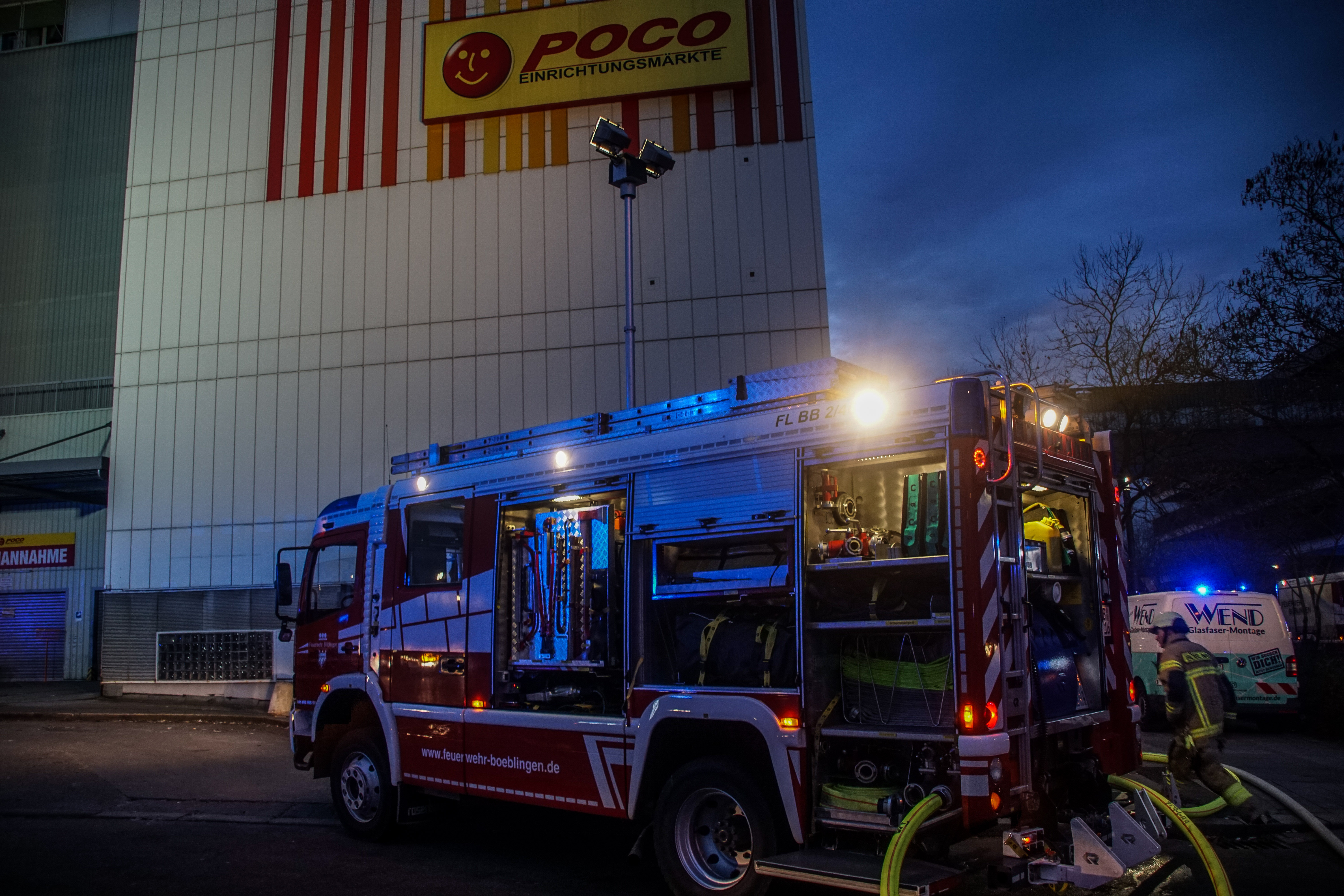 Auf dem Dach des Poco-Gebäudes hat es am Samstagmorgen weithin sichtbar gebrannt. Bild: SDMG/Dettenmeyer