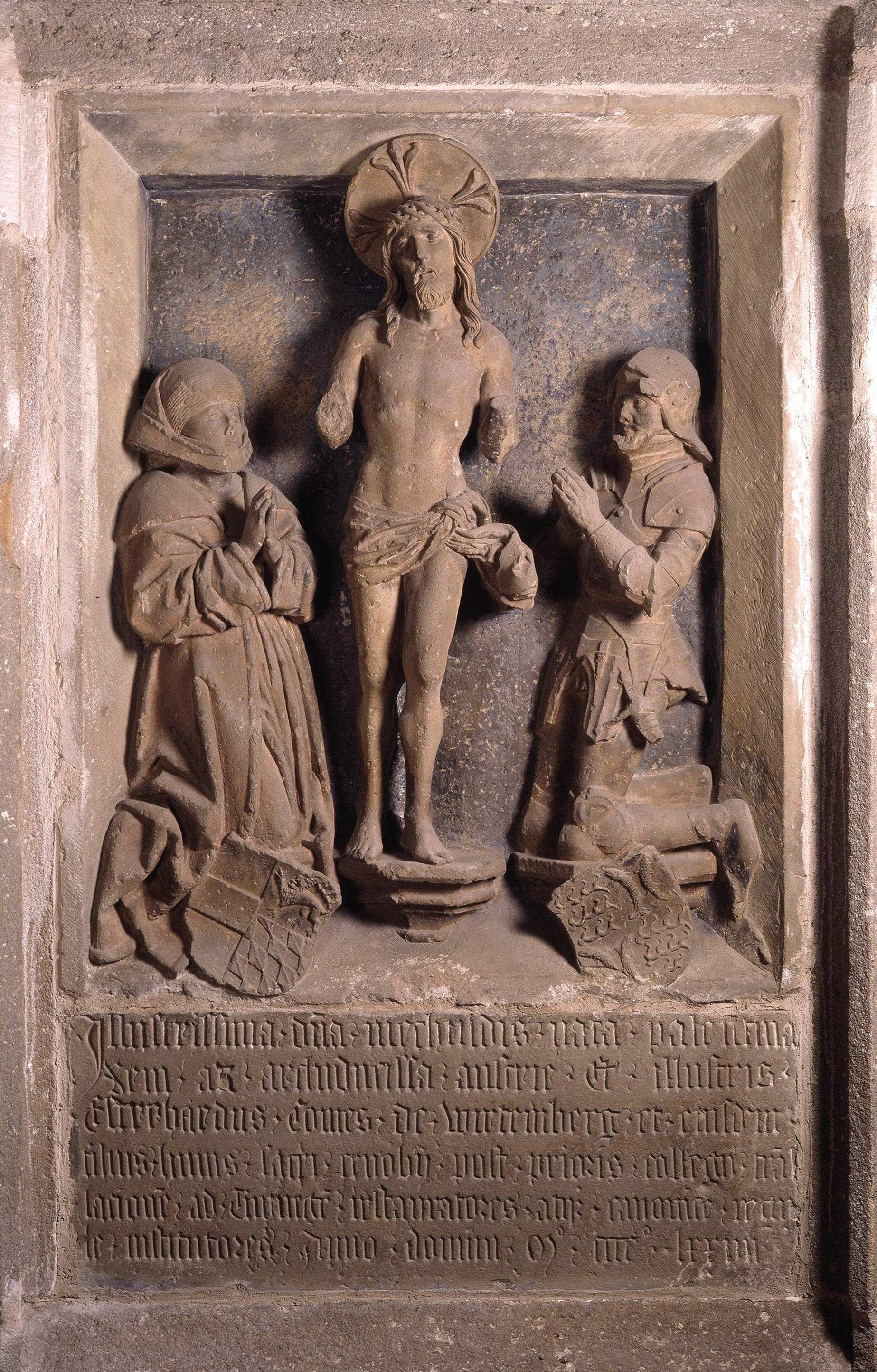 Mechthild von der Pfalz und ihr Sohn Eberhard im Barte auf einem Relief in der Martinskirche.