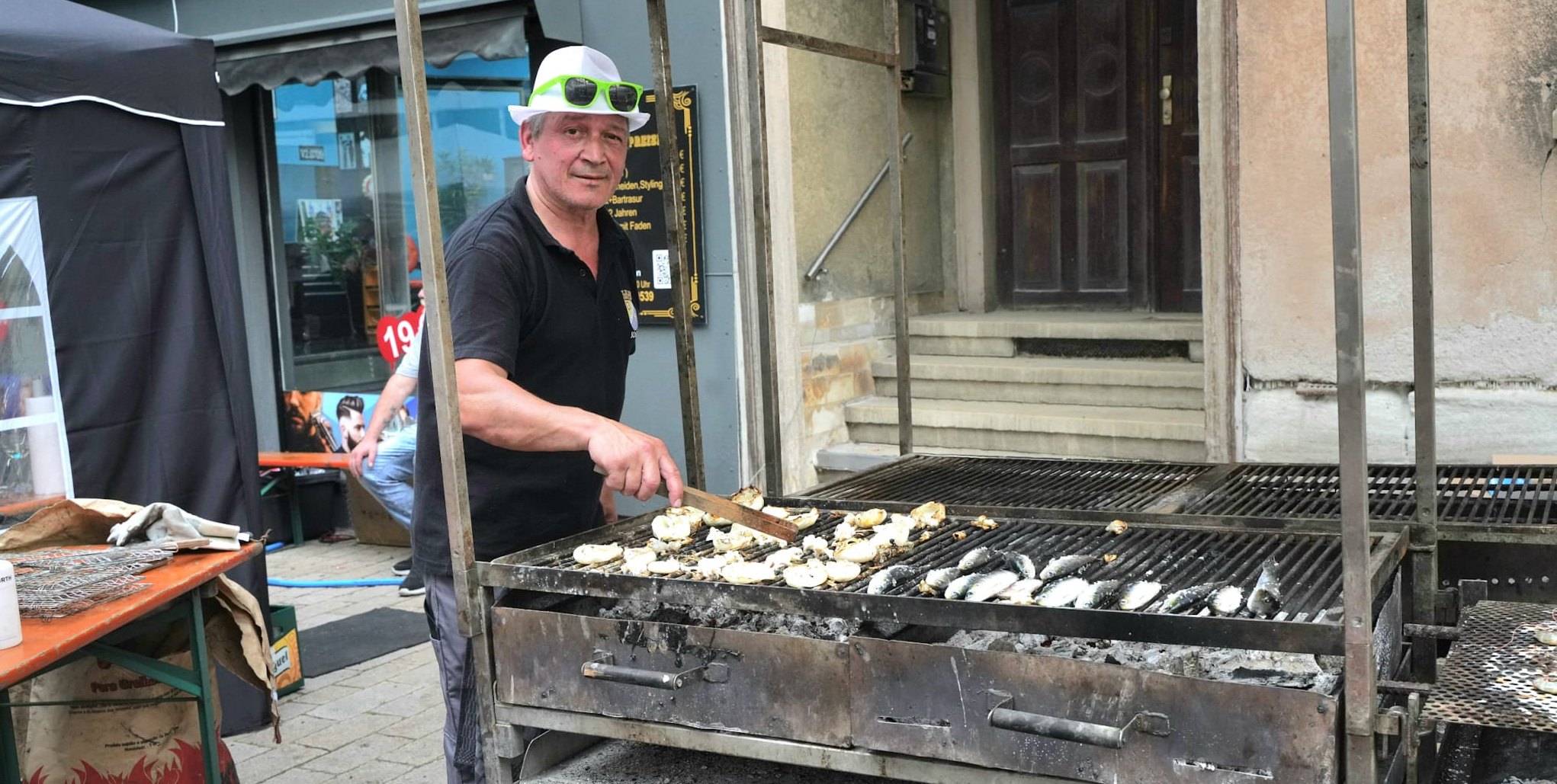 Am portugiesischen Grill geht es heiß her.