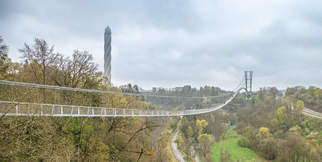 606 Meter lang und bis zu 60 Meter hoch: Die „Neckarline“ bietet spektakuläre Ausblicke über das Neckartal.	Bild: Nüßle