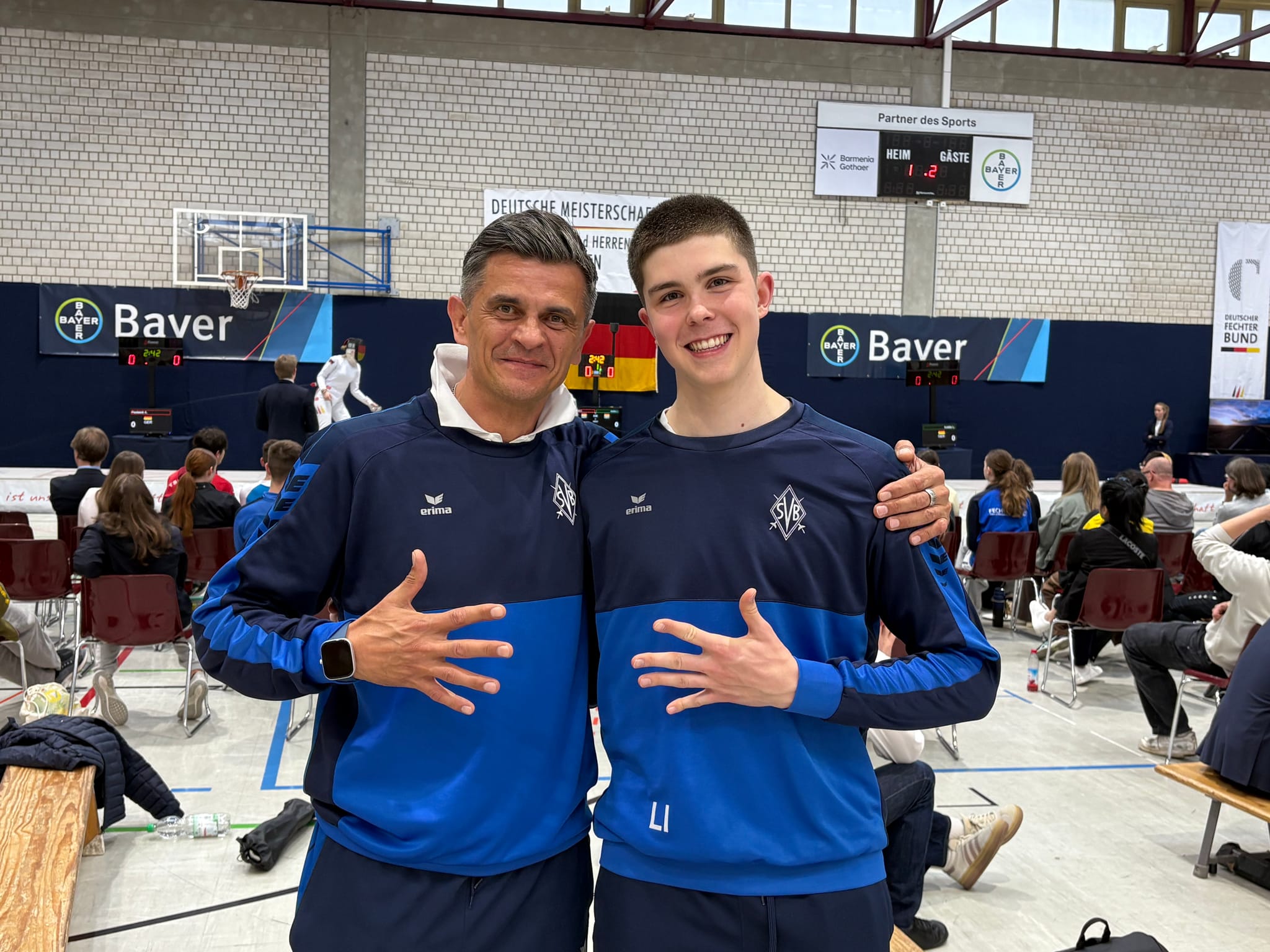 Lucas Idler (rechts) und Böblingens Trainer Gavrila Spiridon sind zufrieden mit dem fünften Platz bei der Deutschen Meisterschaft in Leverkusen.