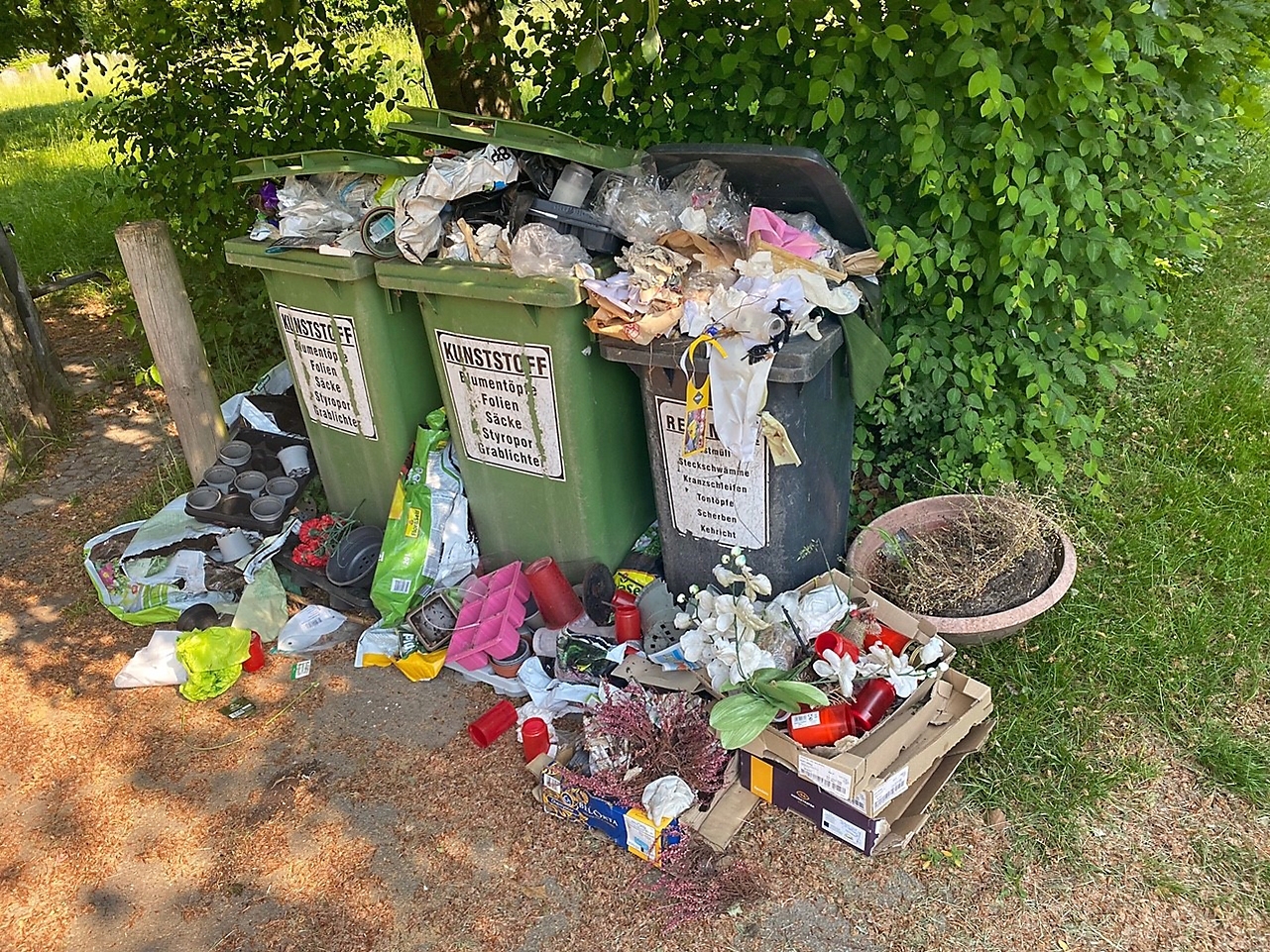 Nicht illegal, aber trotzdem nicht schön, findet Stadtrat Axel Finkelnburg: Überquellende Mülltonen am Burghaldenfriedhof.